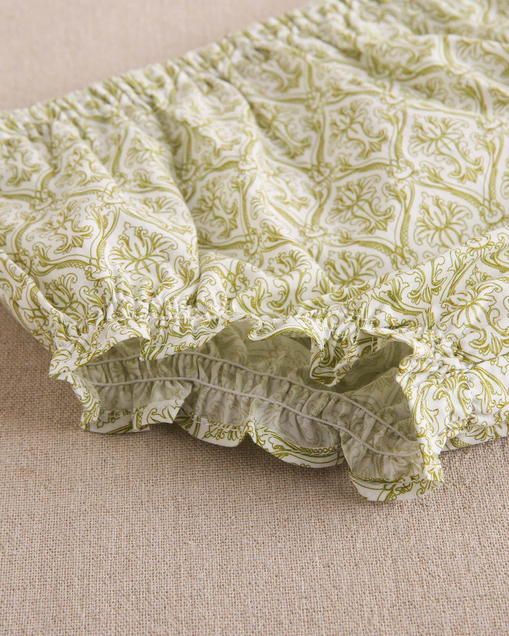 Vestido bebé niña con estampado paisley blanco y pistacho