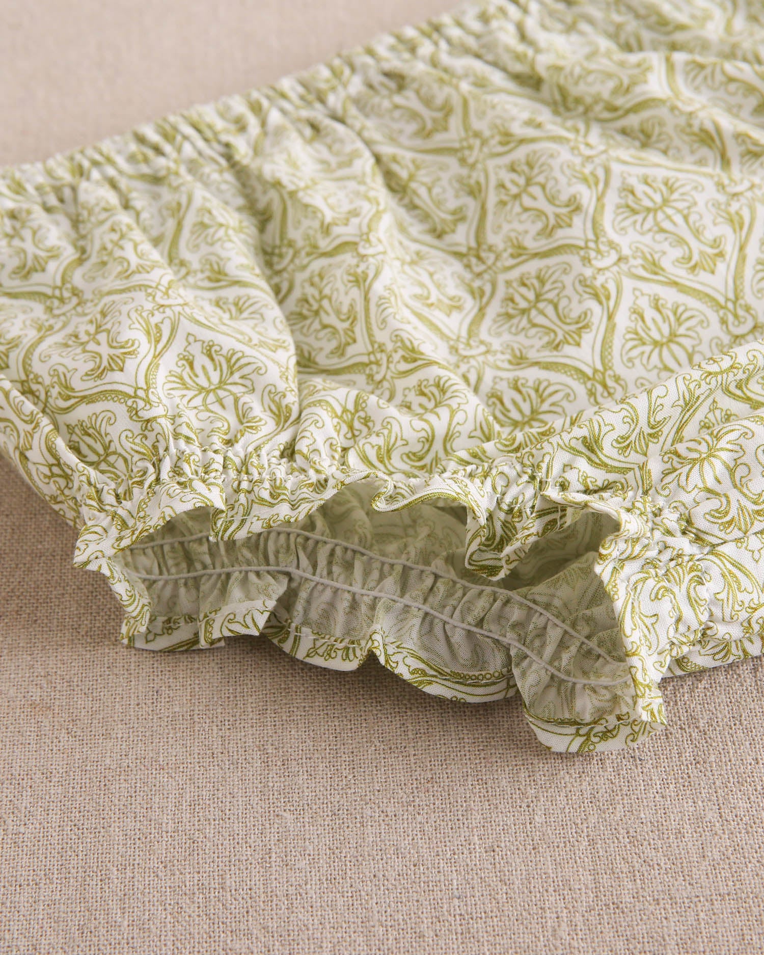 Vestido bebé niña con estampado paisley blanco y pistacho