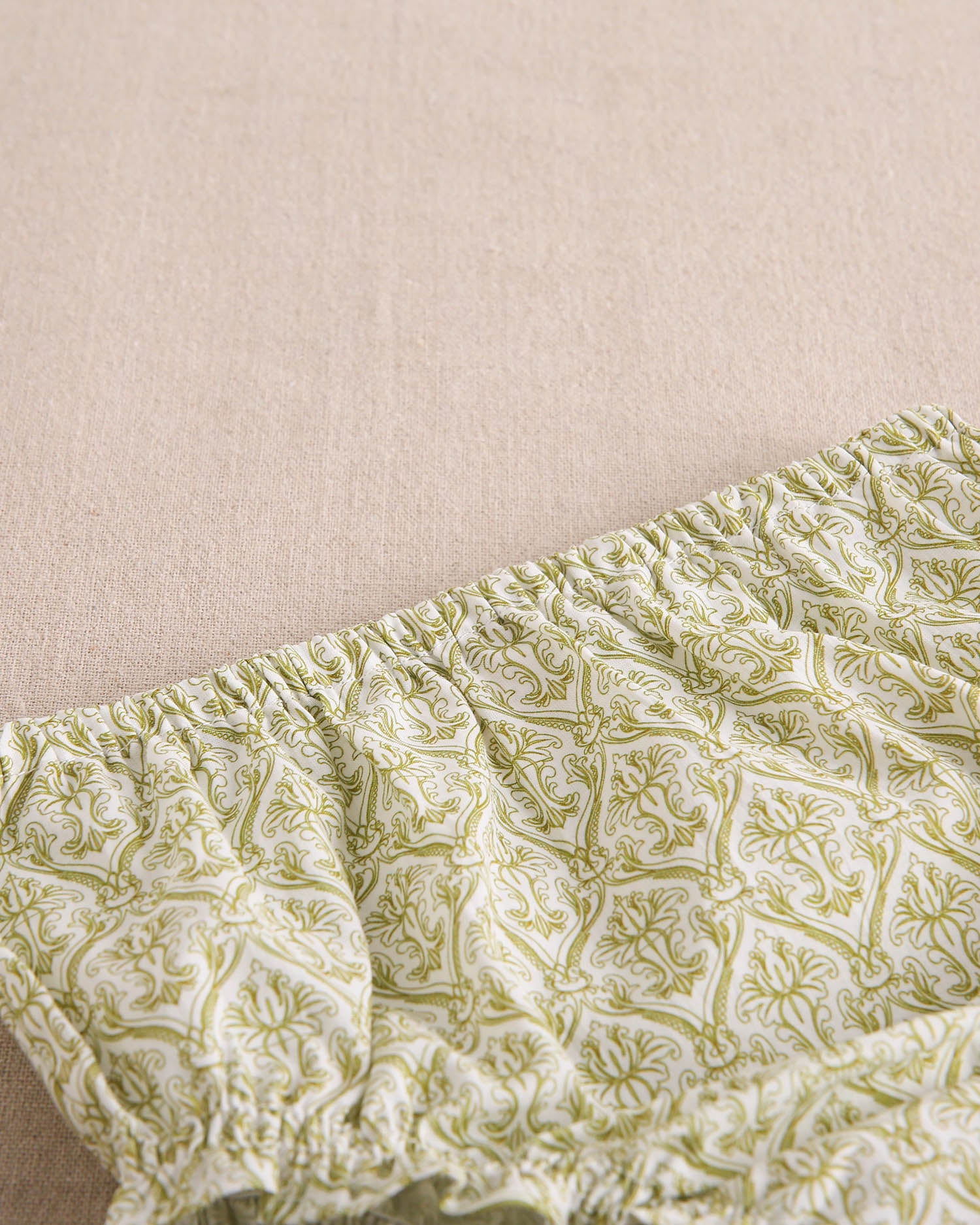 Vestido bebé niña con estampado paisley blanco y pistacho