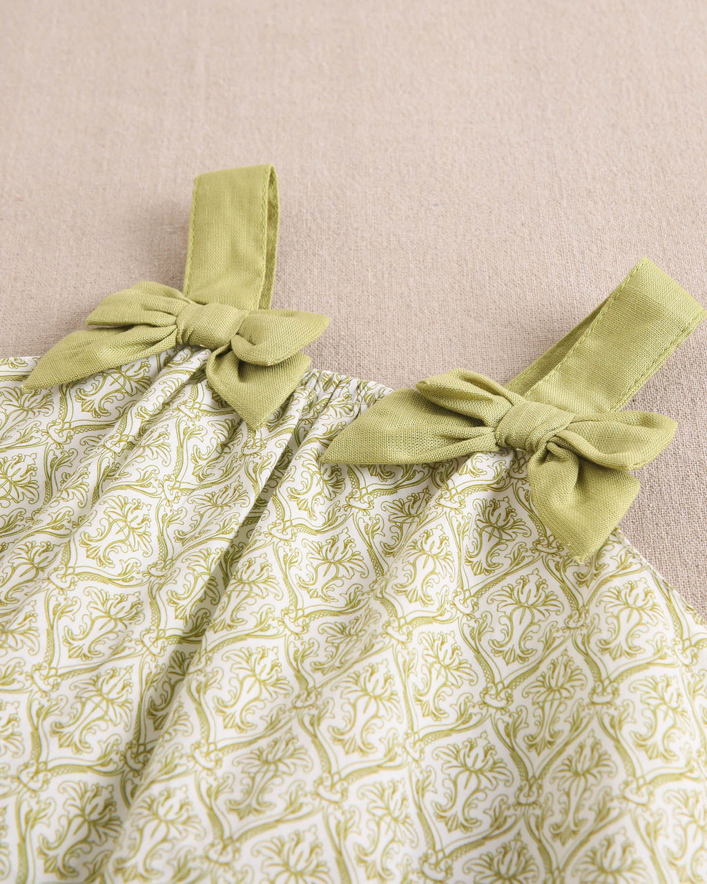 Vestido bebé niña con estampado paisley blanco y pistacho