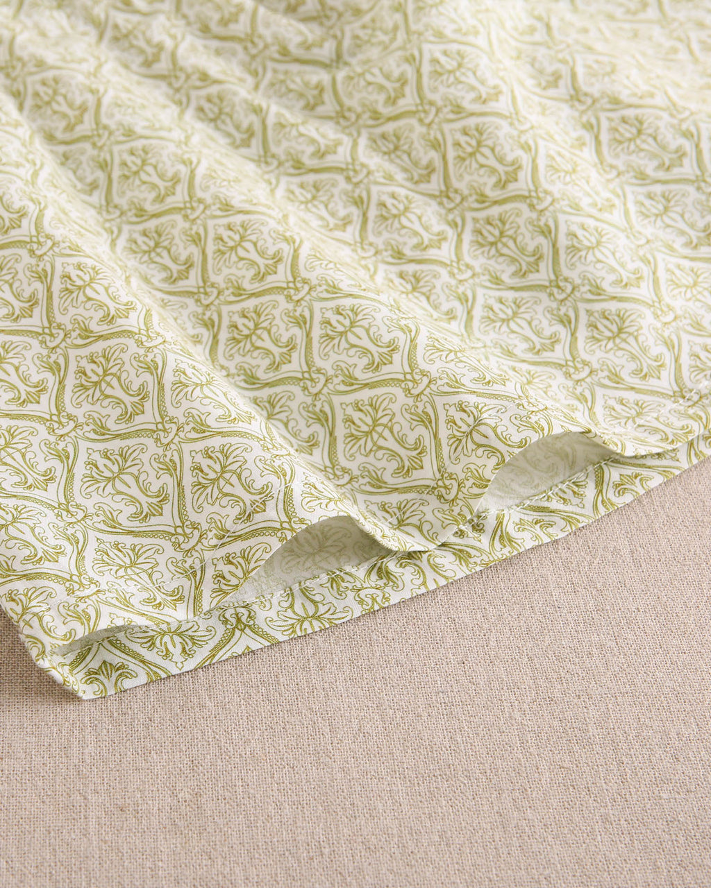 Vestido bebé niña con estampado paisley blanco y pistacho