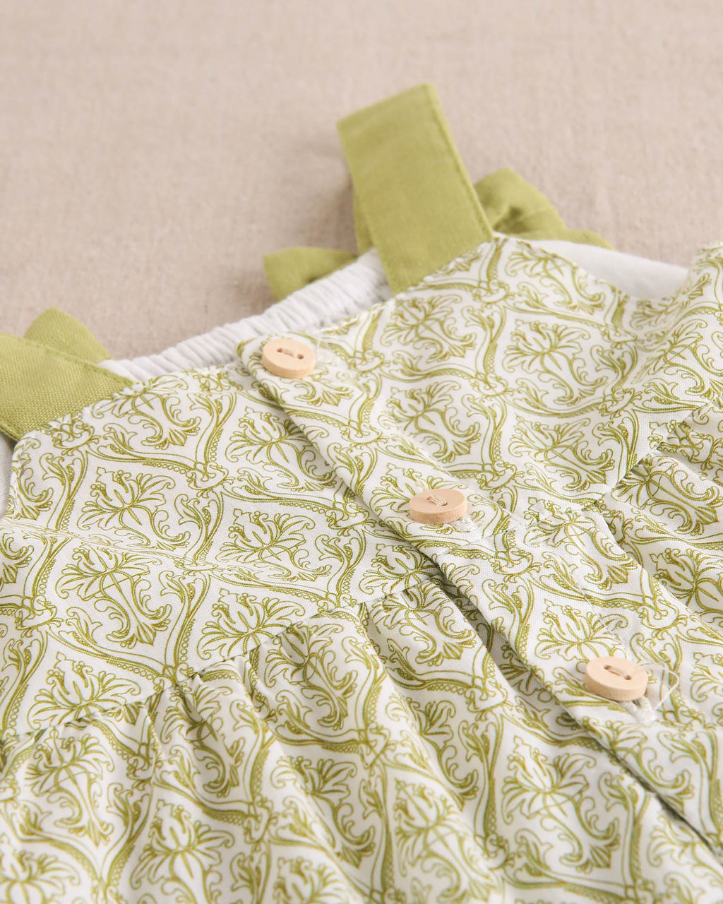 Vestido bebé niña con estampado paisley blanco y pistacho