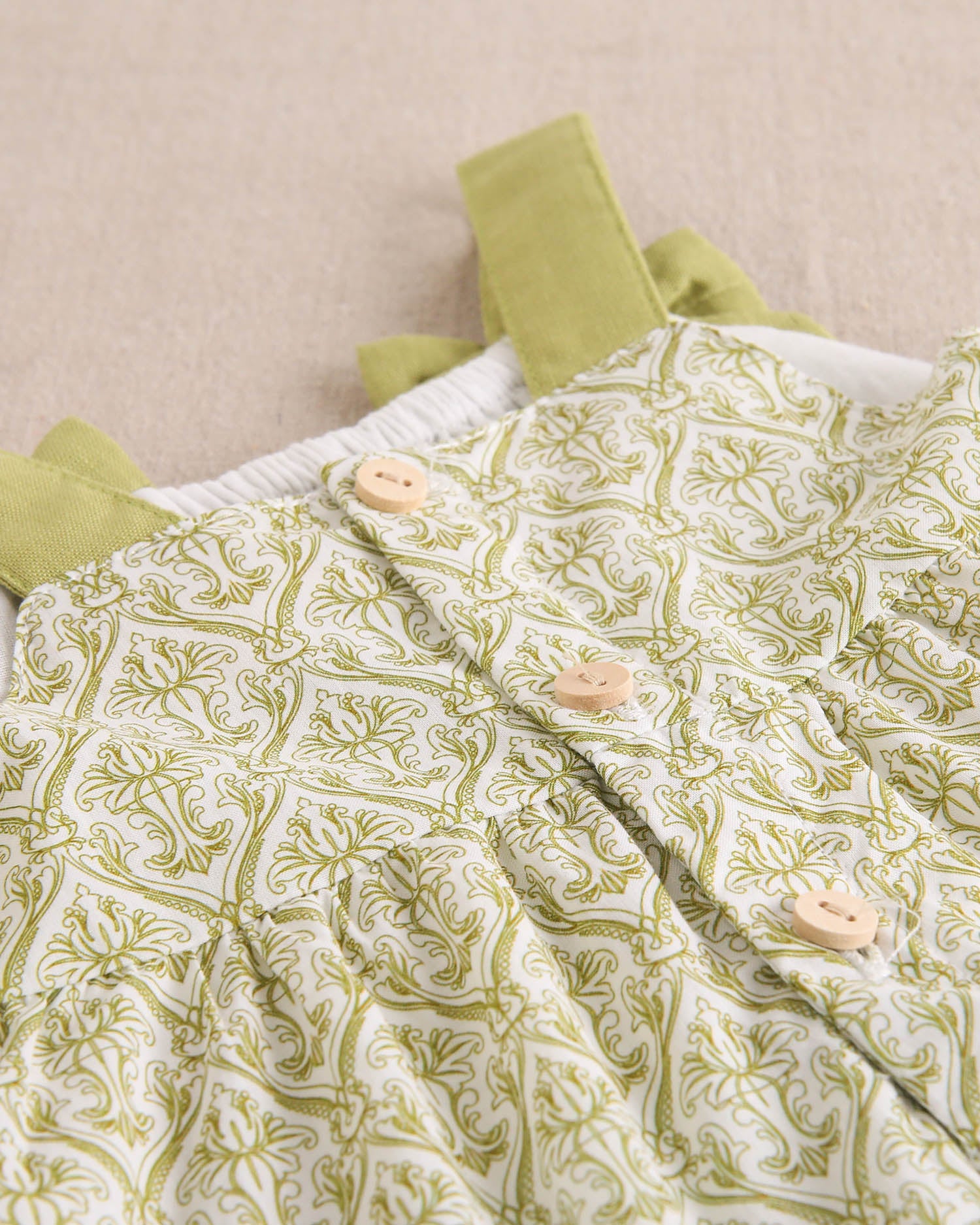 Vestido bebé niña con estampado paisley blanco y pistacho