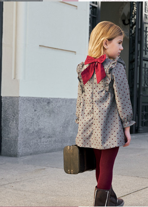 Vestido de niña gris con estampado de corazones granate