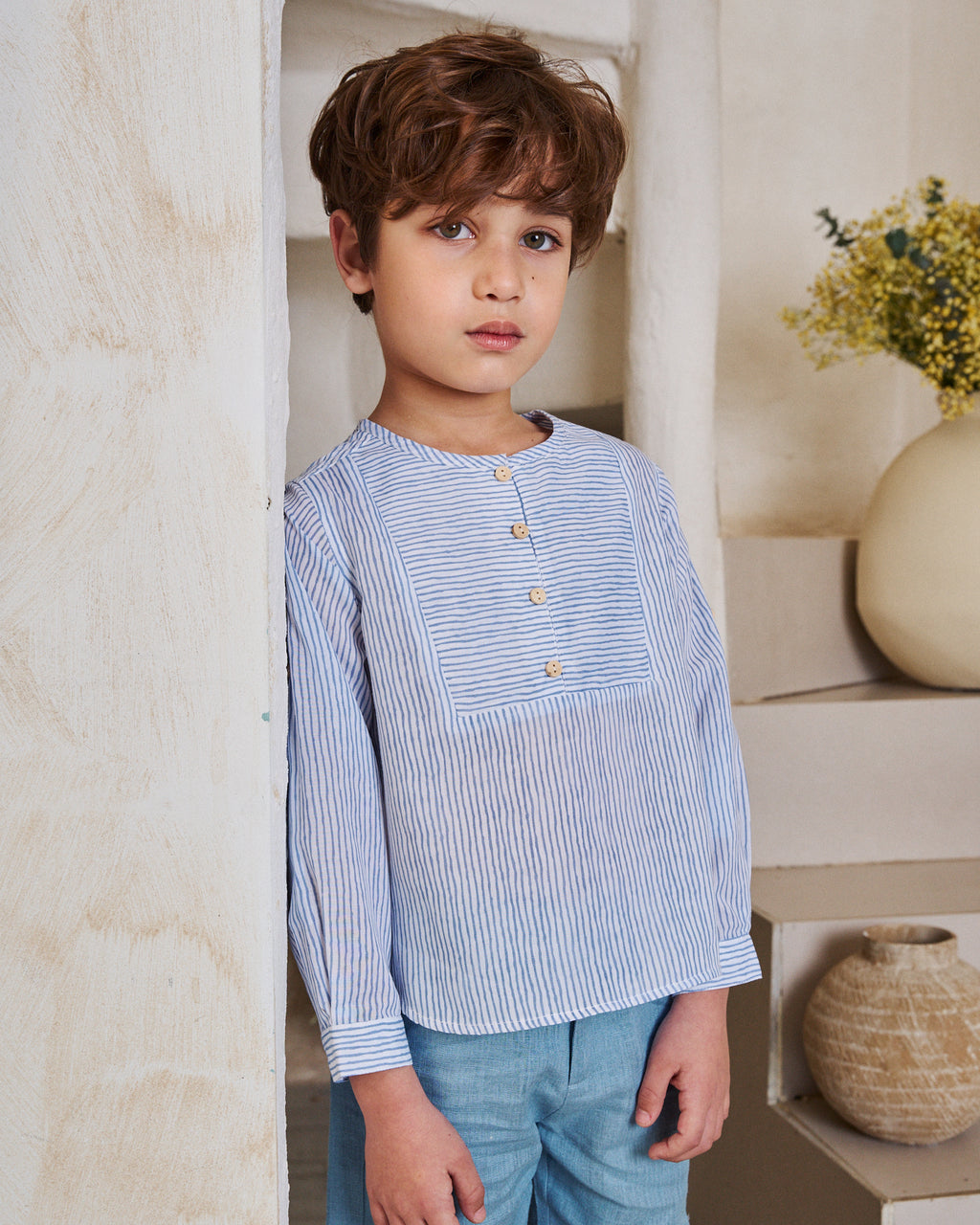 Camisa niño de rayas azul pastel y blancas con pechera