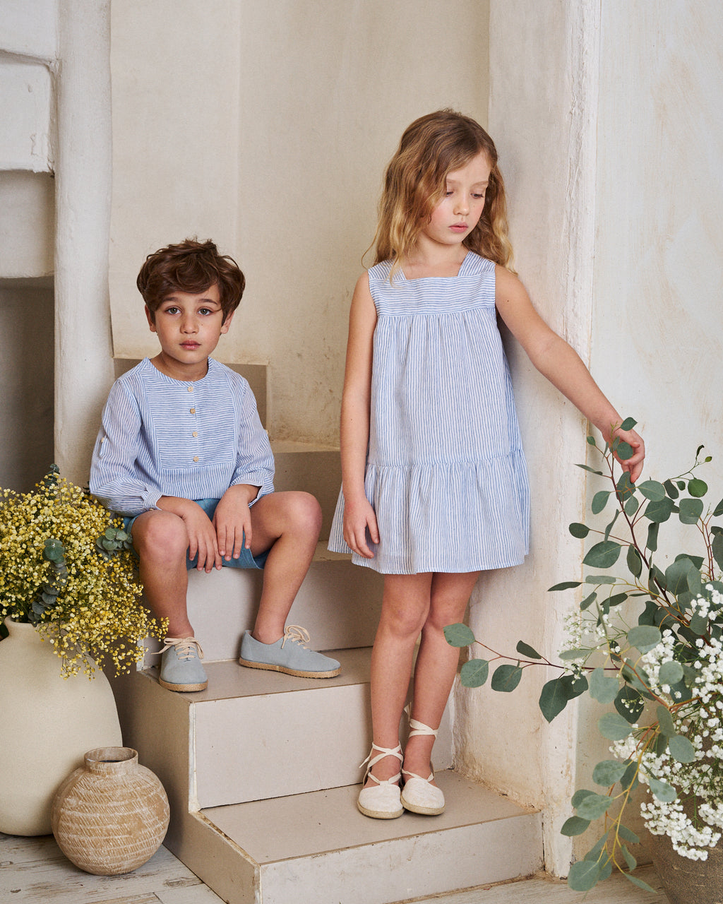 Camisa niño de rayas azul pastel y blancas con pechera