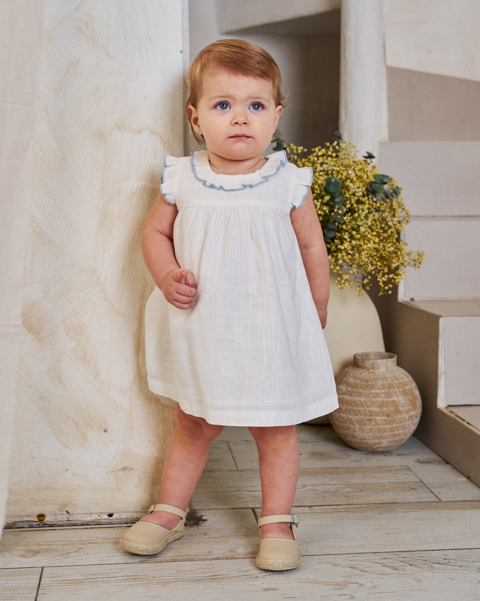 Vestido bebé niña blanco con bordes azules con topos blancos