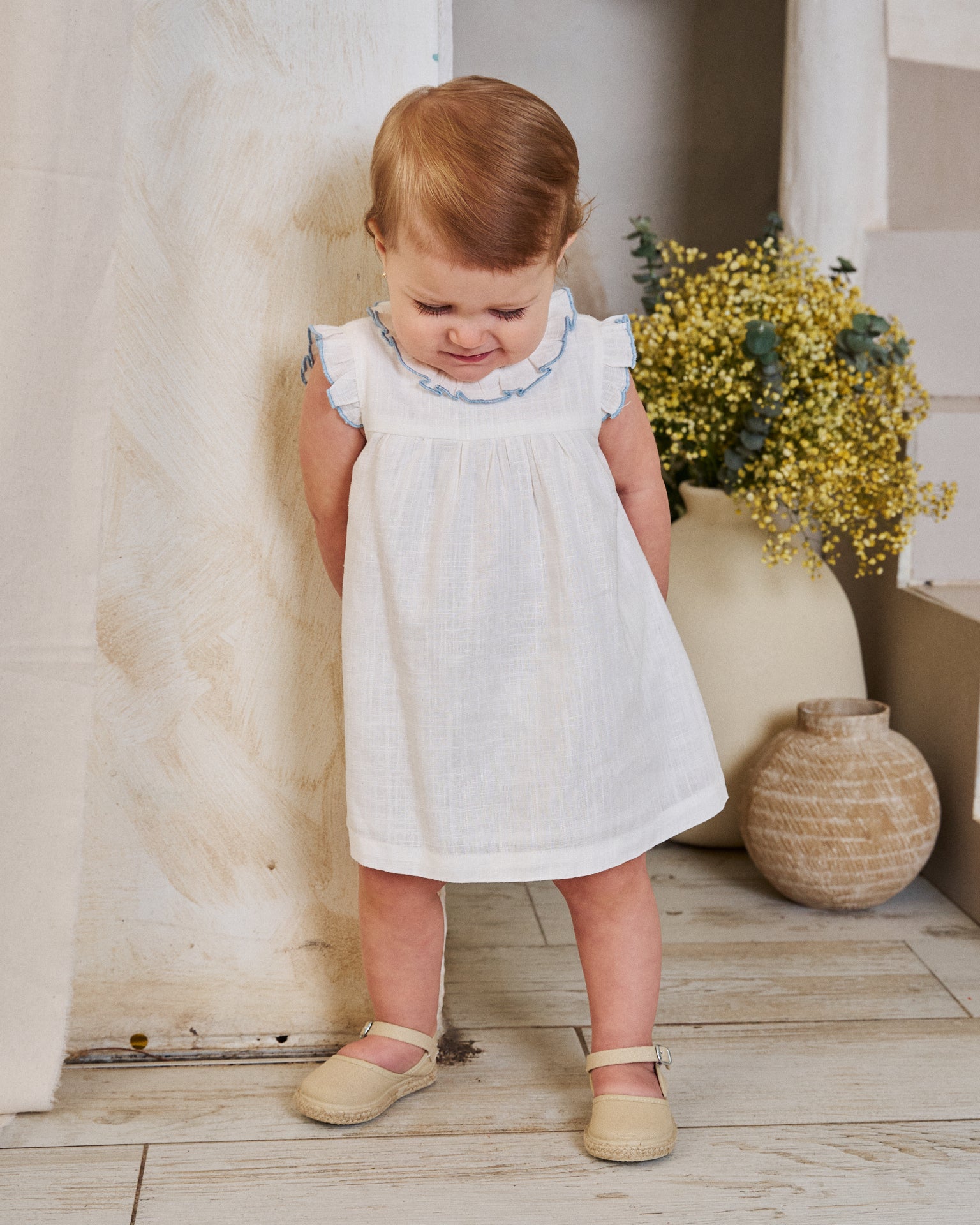 Vestido bebé niña blanco con bordes azules con topos blancos