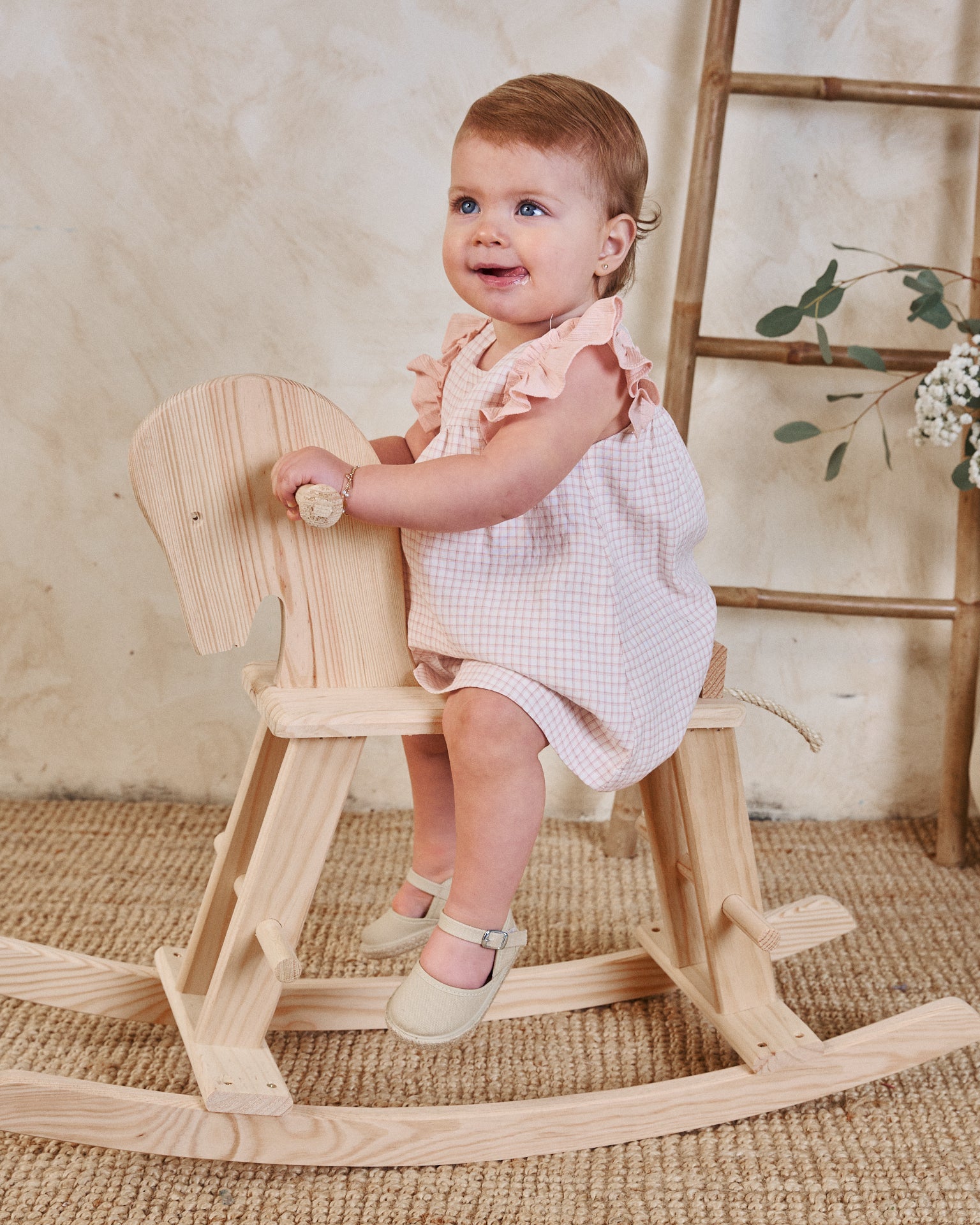 Vestido bebé niña rosa de cuadros con volantes en hombros
