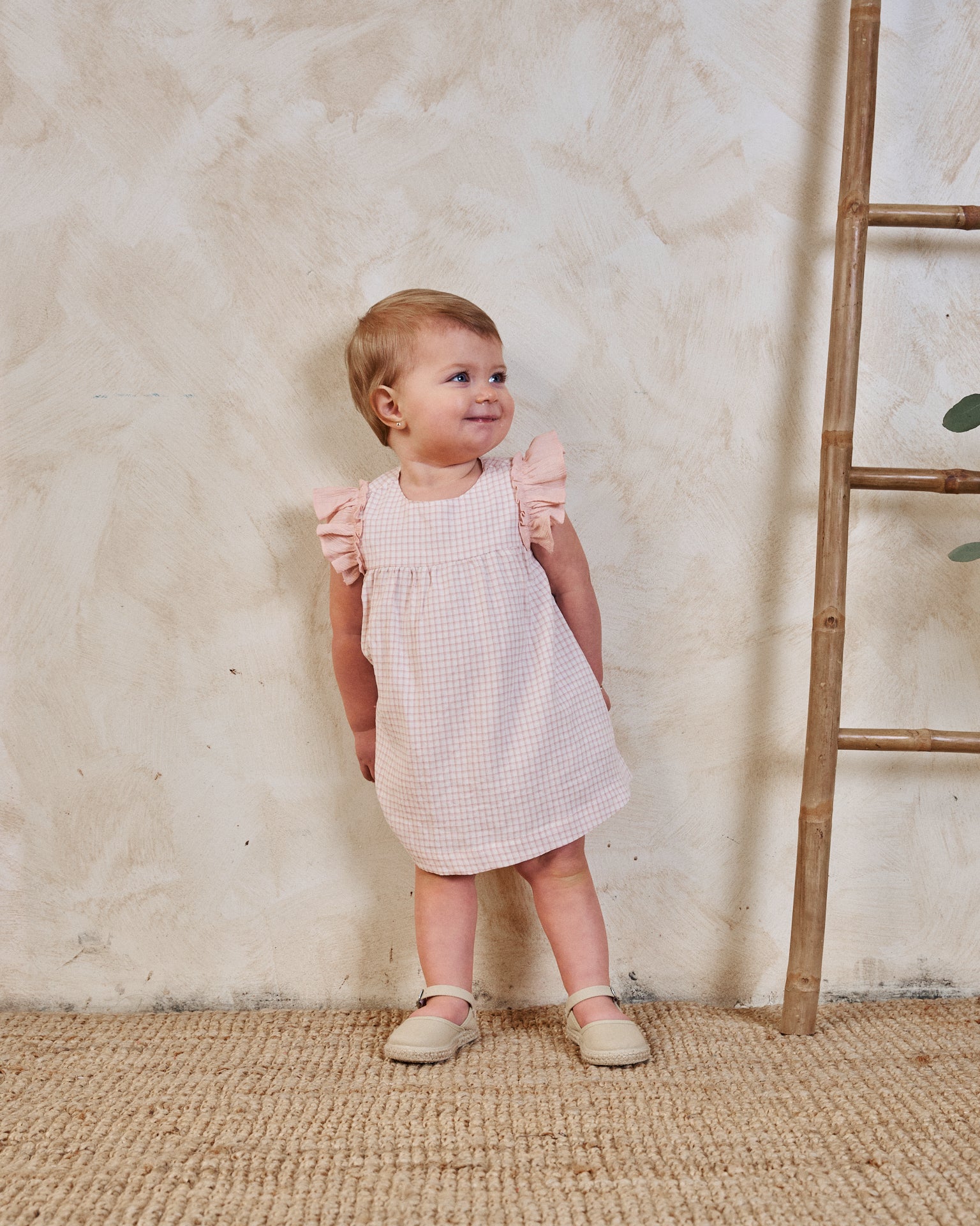 Vestido bebé niña rosa de cuadros con volantes en hombros