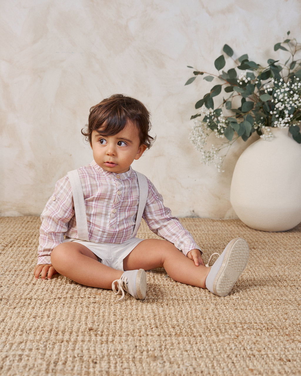 Short bebé niño marrón clarito con tirantes cruzados