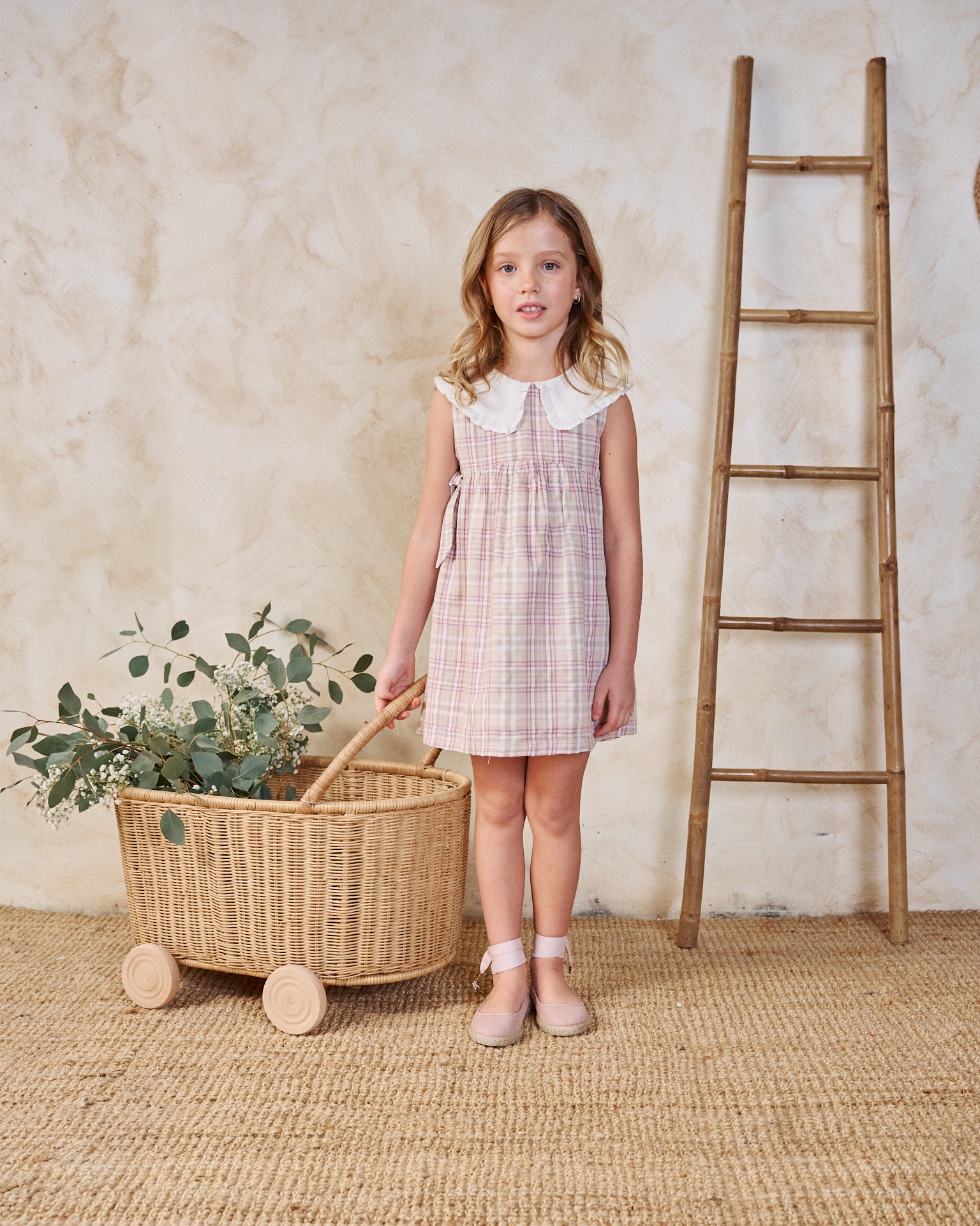 Vestido niña de cuadros rosas, marrones y blancos y cuello blanco