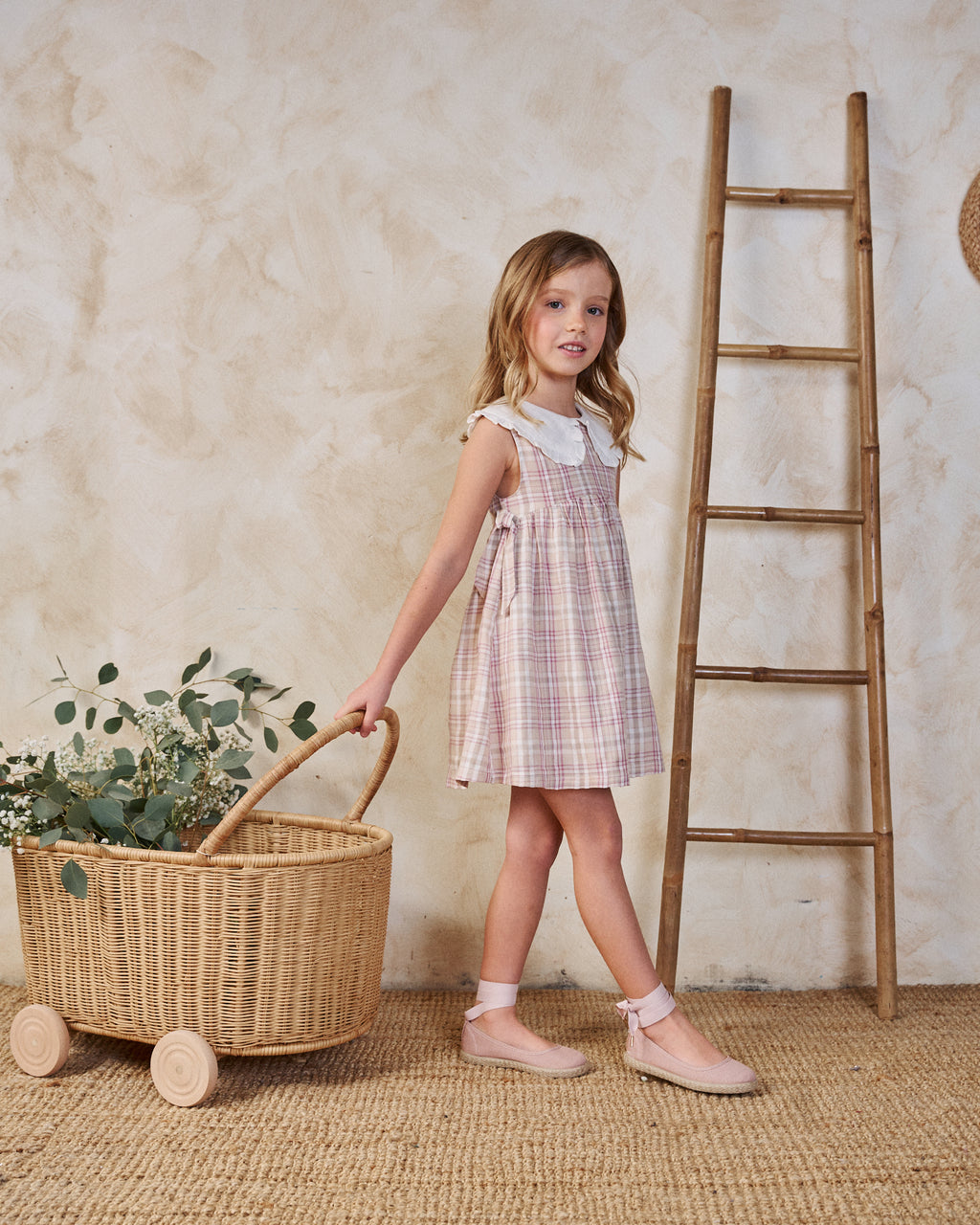 Vestido niña de cuadros rosas, marrones y blancos y cuello blanco