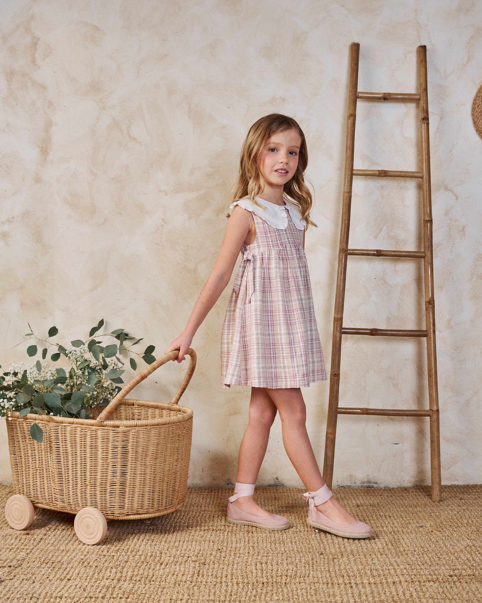 Vestido niña de cuadros rosas, marrones y blancos y cuello blanco