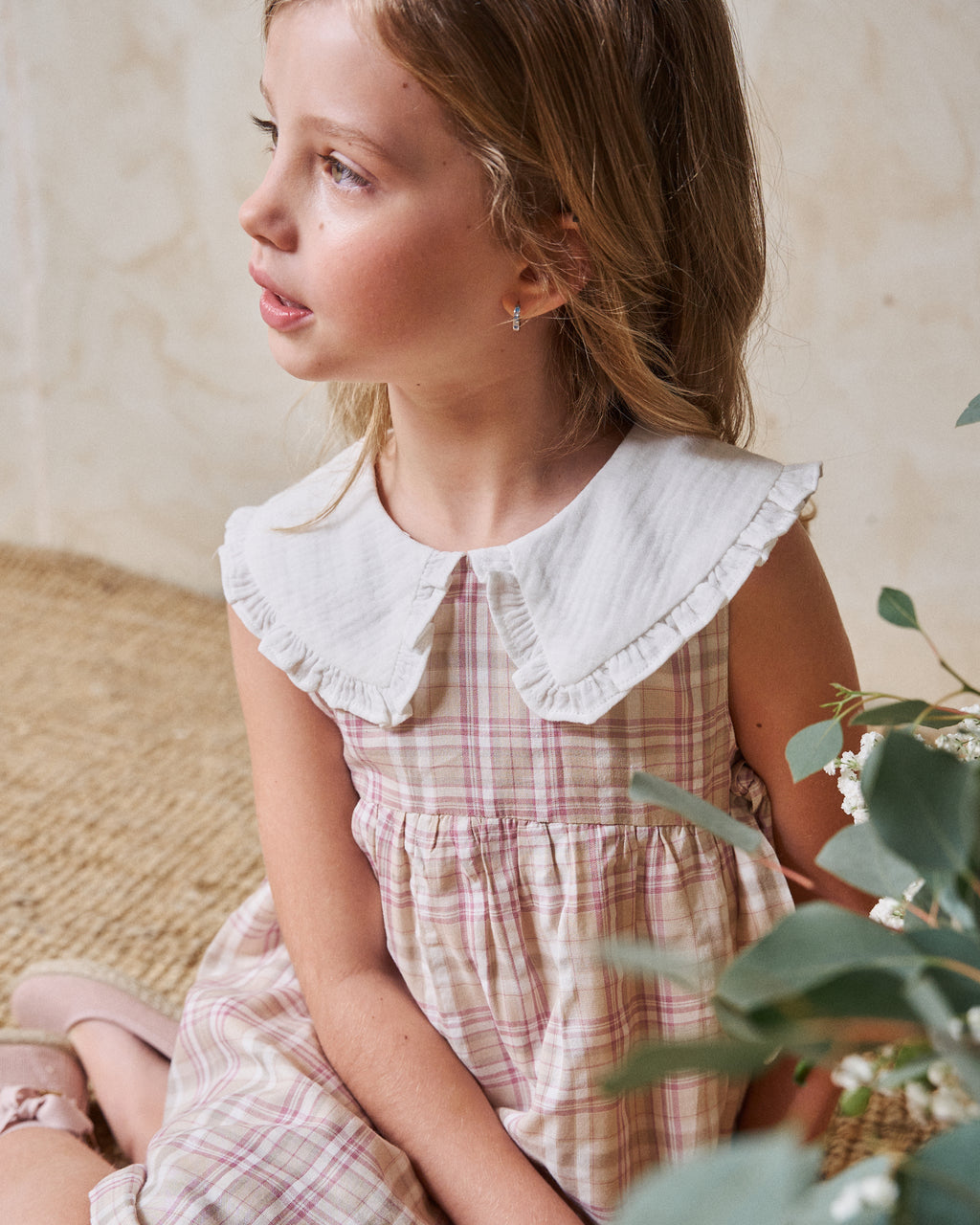 Vestido niña de cuadros rosas, marrones y blancos y cuello blanco