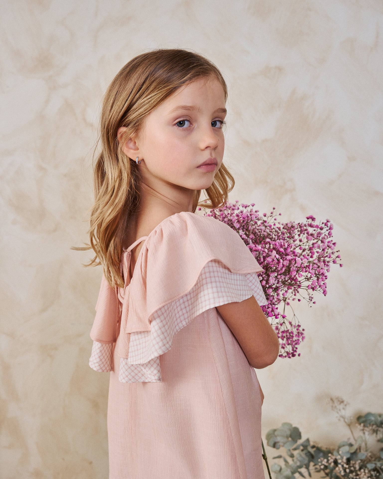 Vestido niña rosa con doble volante de cuadros en mangas