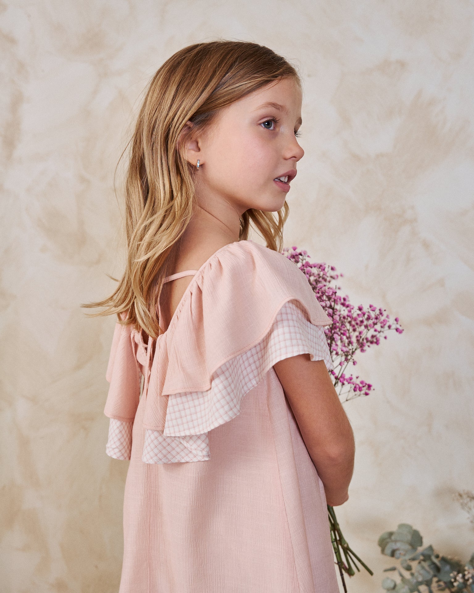 Vestido niña rosa con doble volante de cuadros en mangas