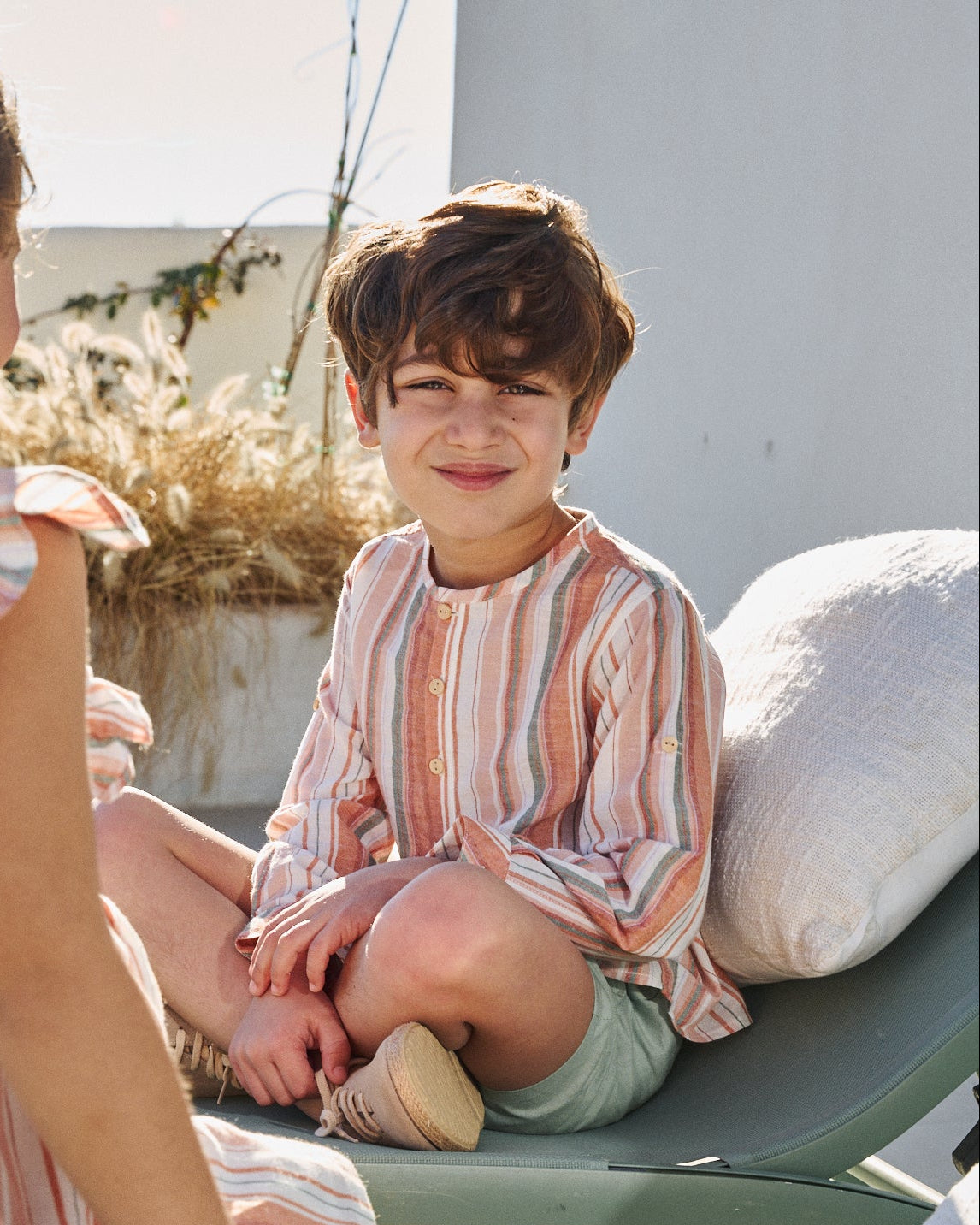 Camisa niño rayas naranjas, verdes y blancas, con cuello mao