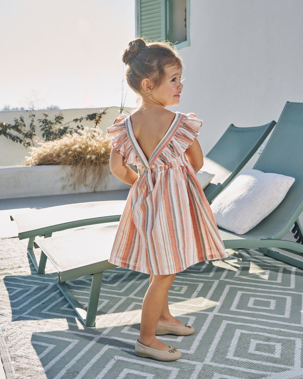 Vestido niña de mix de rayas naranjas, verdes y blancas y espalda cruzada