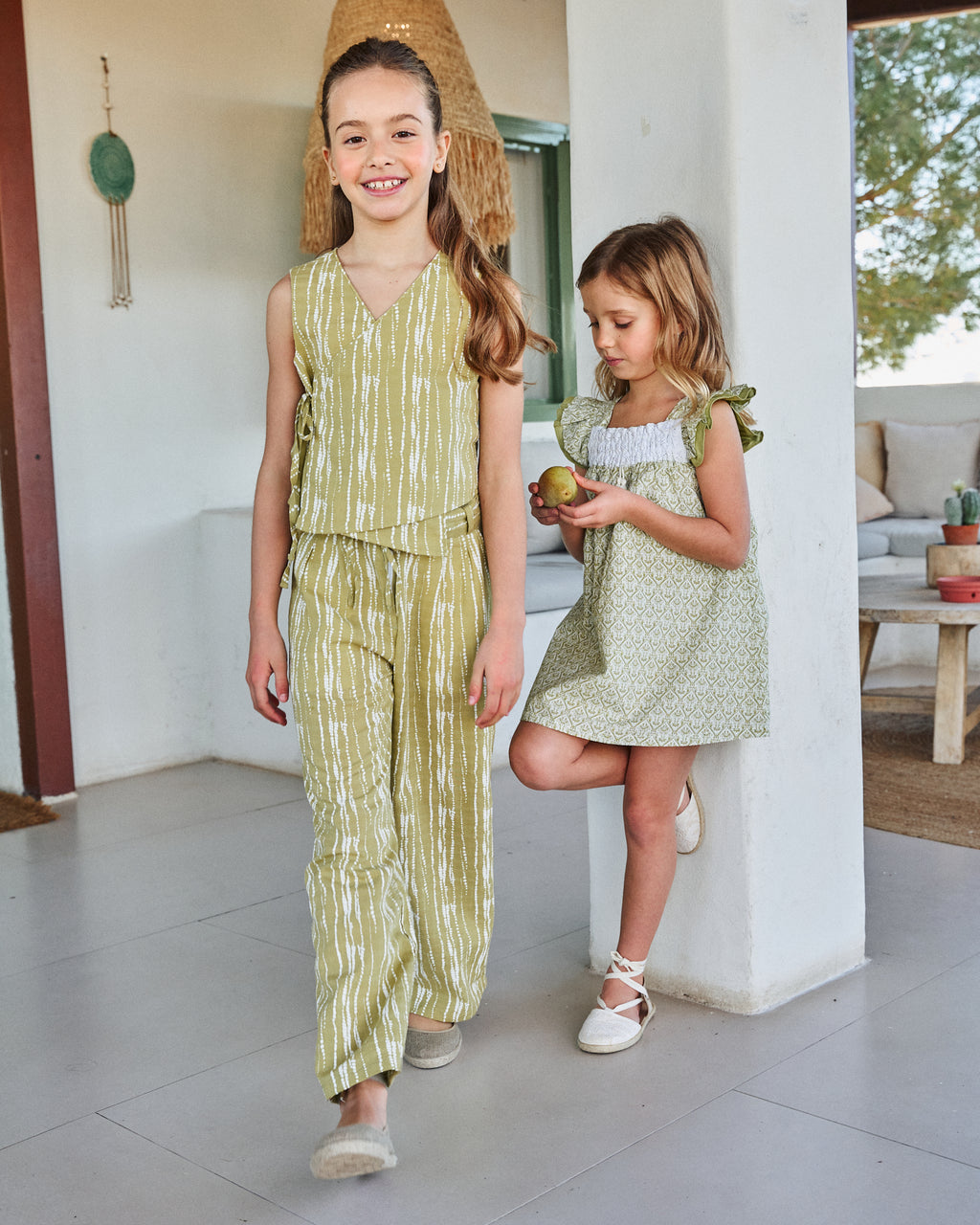 Blusa niña cruzada con estampado grietas blanco y pistacho