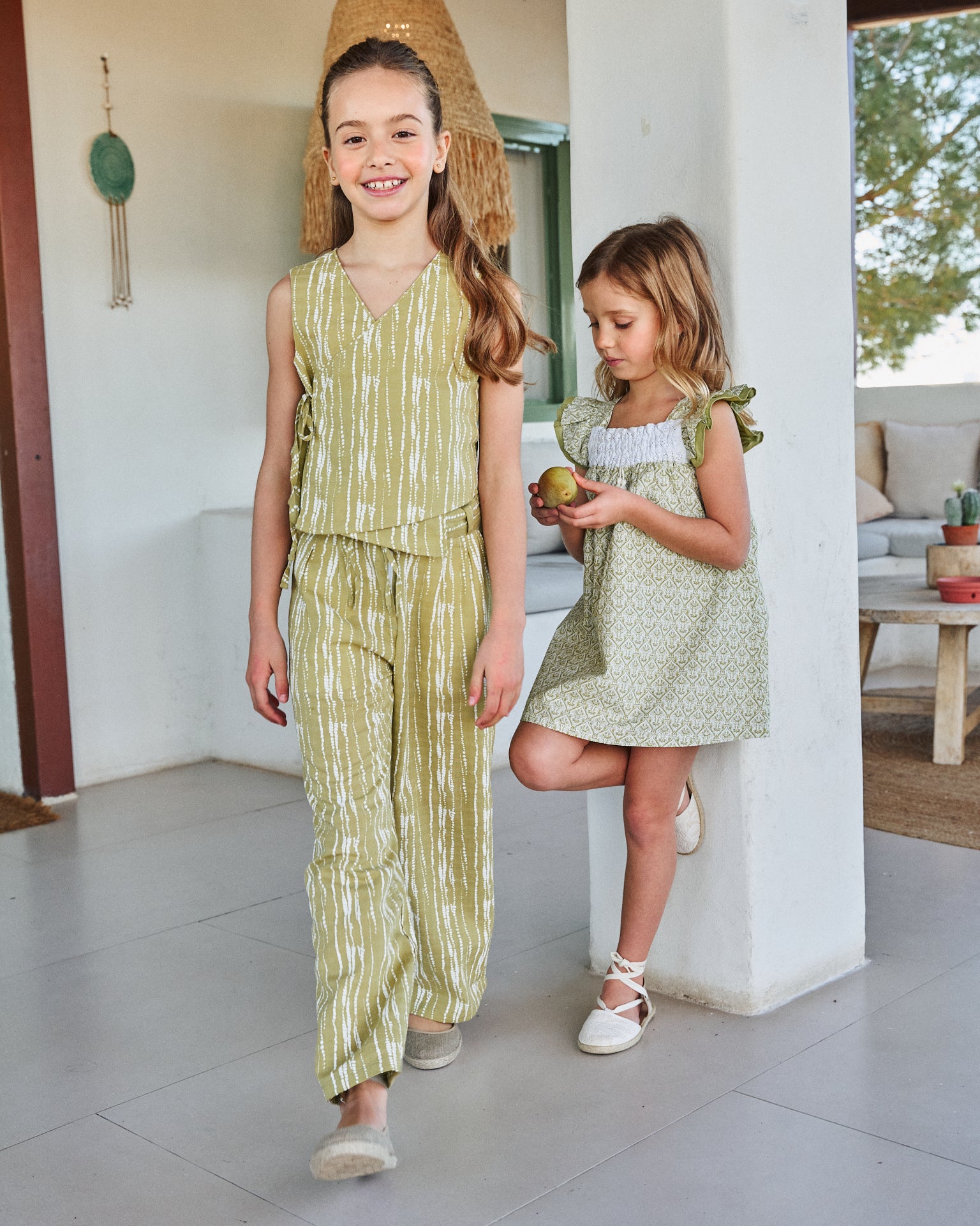 Blusa niña cruzada con estampado grietas blanco y pistacho