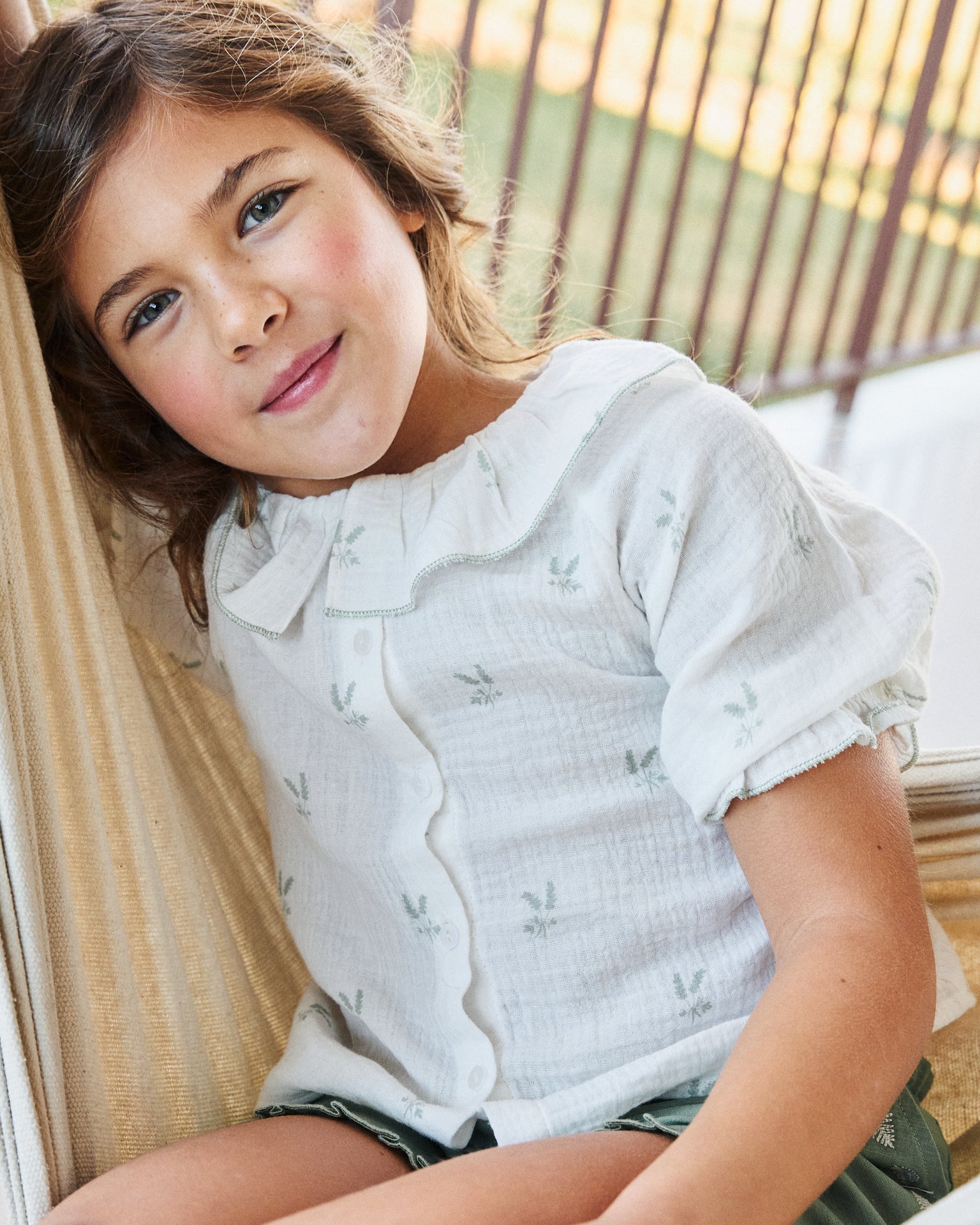 Blusa niña de muselina crudo con estampado de ramas verde pastel y cuello volante