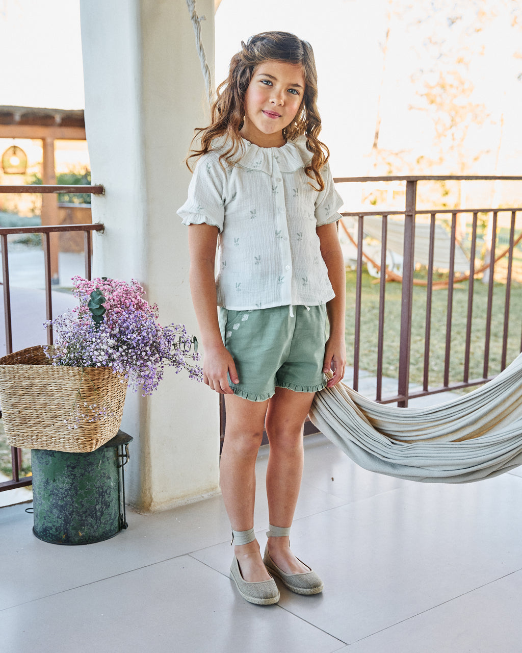 Blusa niña de muselina crudo con estampado de ramas verde pastel y cuello volante