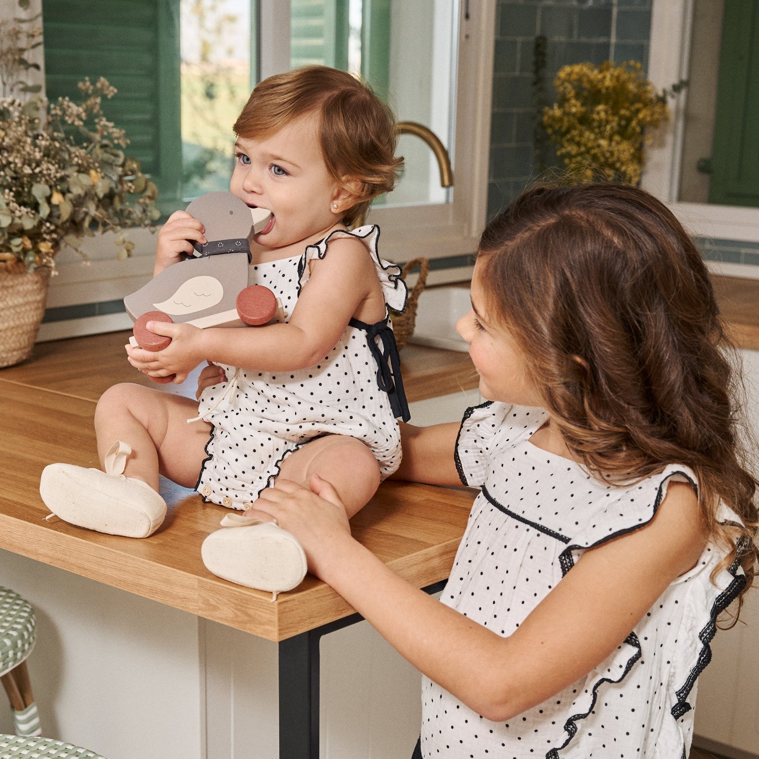 Ranita bebé niña blanca con topitos, contraste y lazos en negro