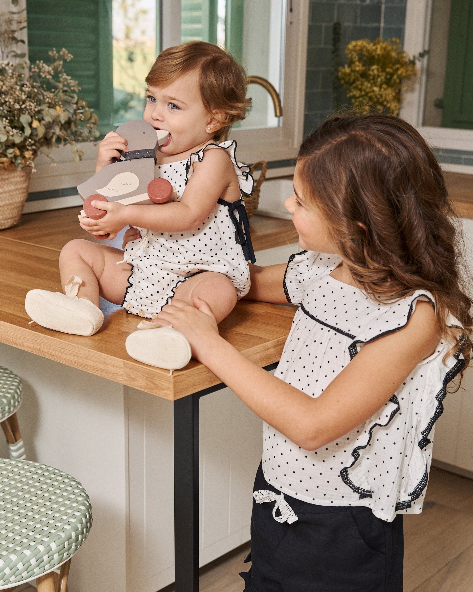 Blusa niña blanca con topitos y contraste negro