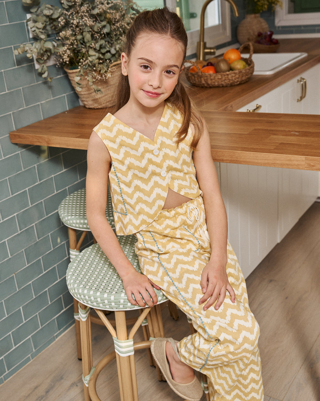 Blusa niña en zigzag mostaza y blanco con turquesa
