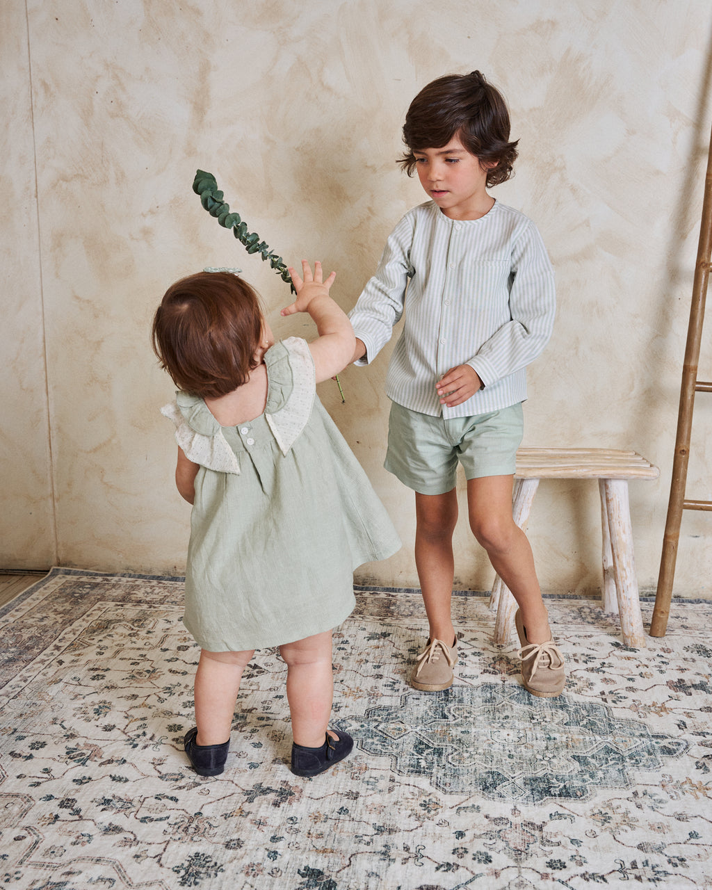 Camisa niño de rayas verde pastel y blanco, con cuello mao