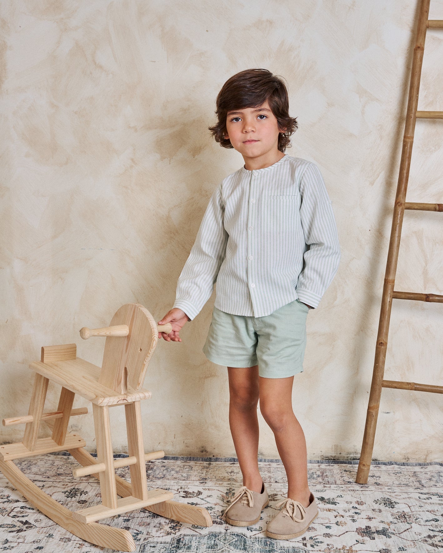 Camisa niño de rayas verde pastel y blanco, con cuello mao