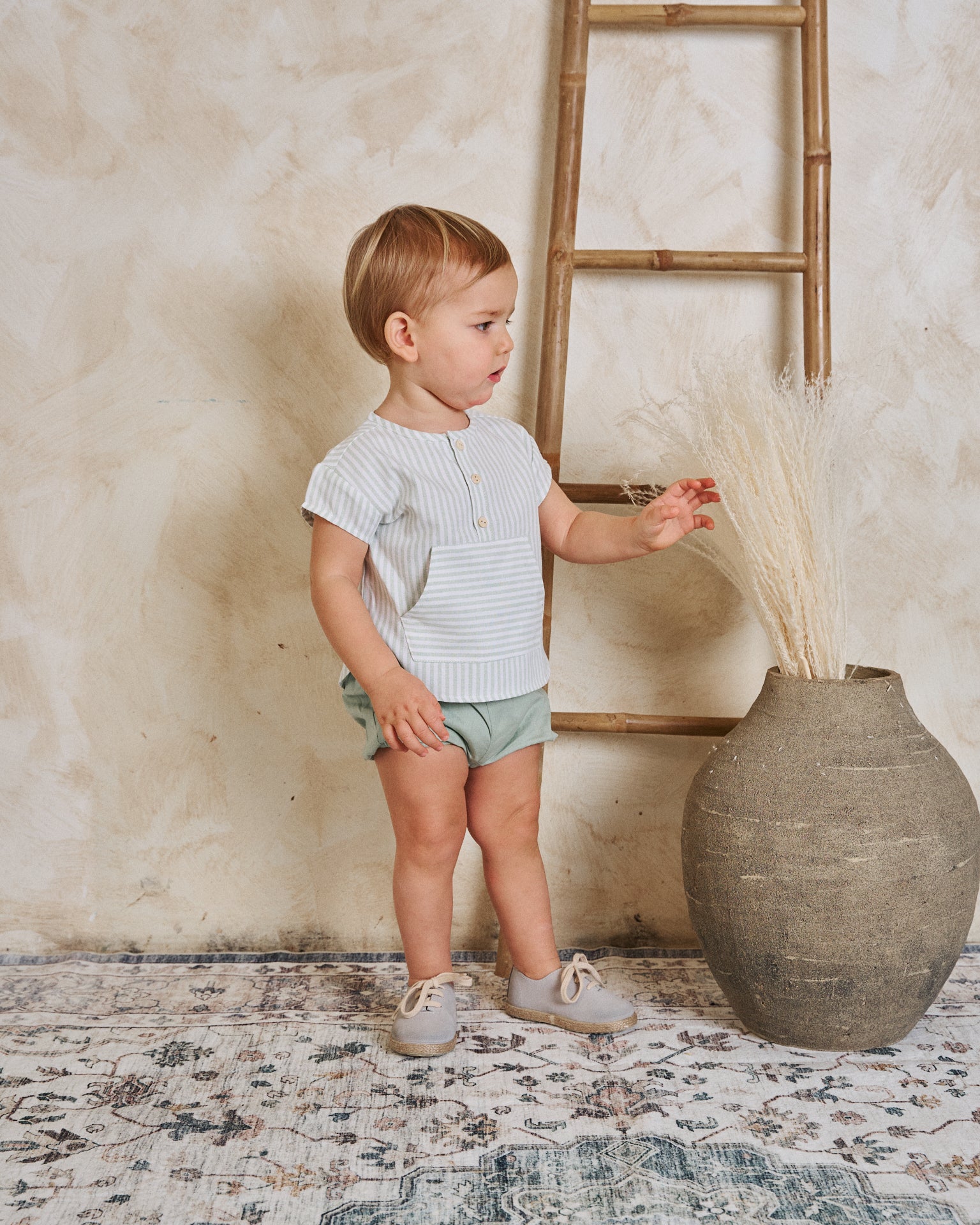 Conjunto bebé niño camisa rayas verde pastel y blanco, con short verde