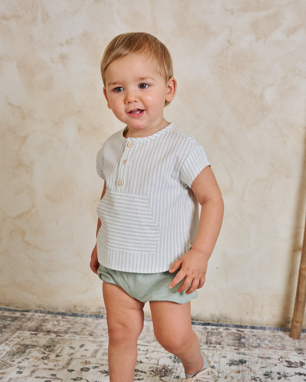 Conjunto bebé niño camisa rayas verde pastel y blanco, con short verde