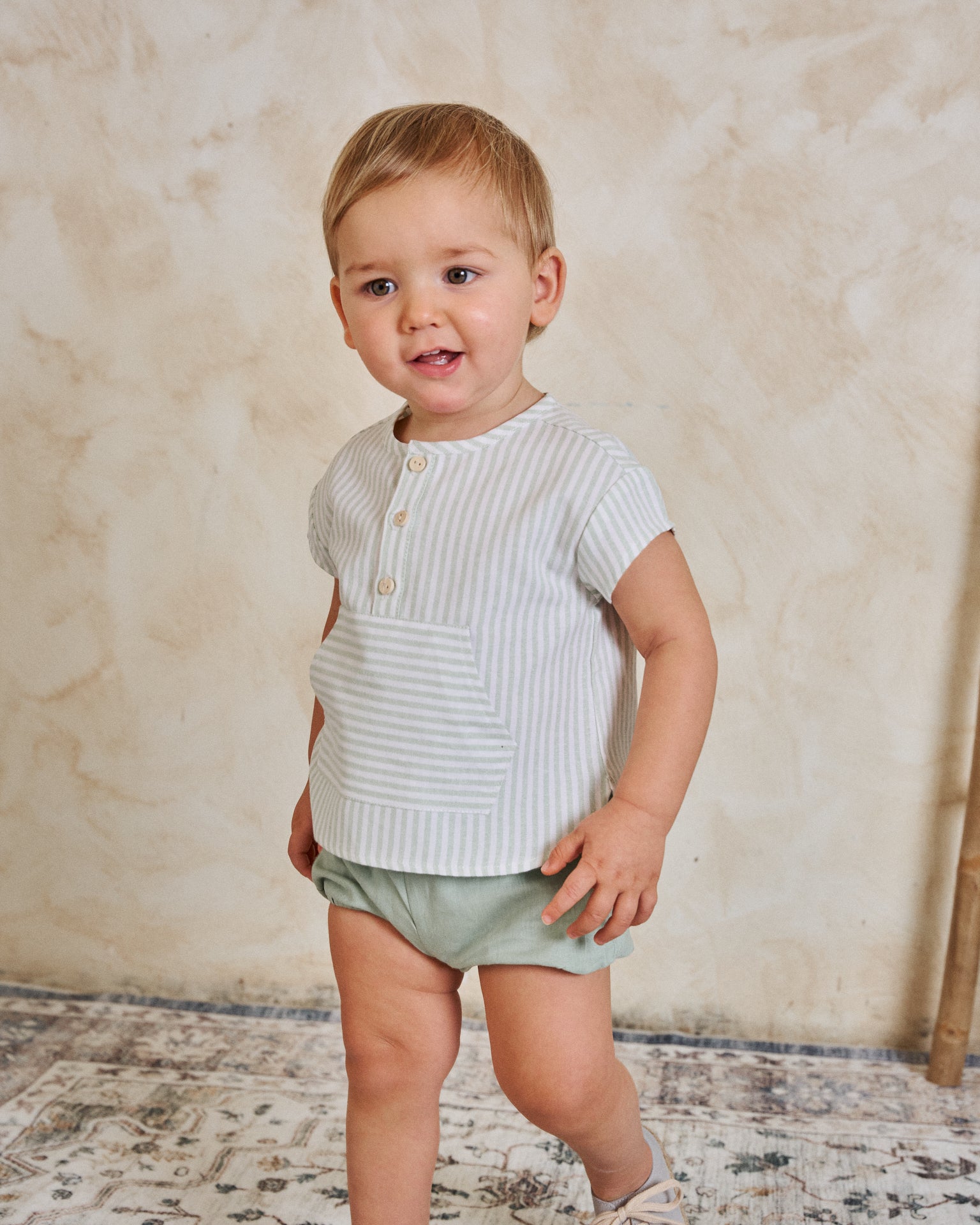 Conjunto bebé niño camisa rayas verde pastel y blanco, con short verde