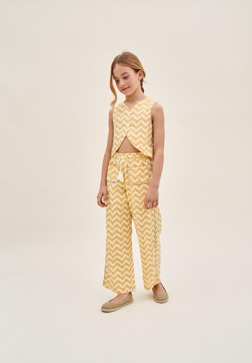 Blusa niña en zigzag mostaza y blanco con turquesa
