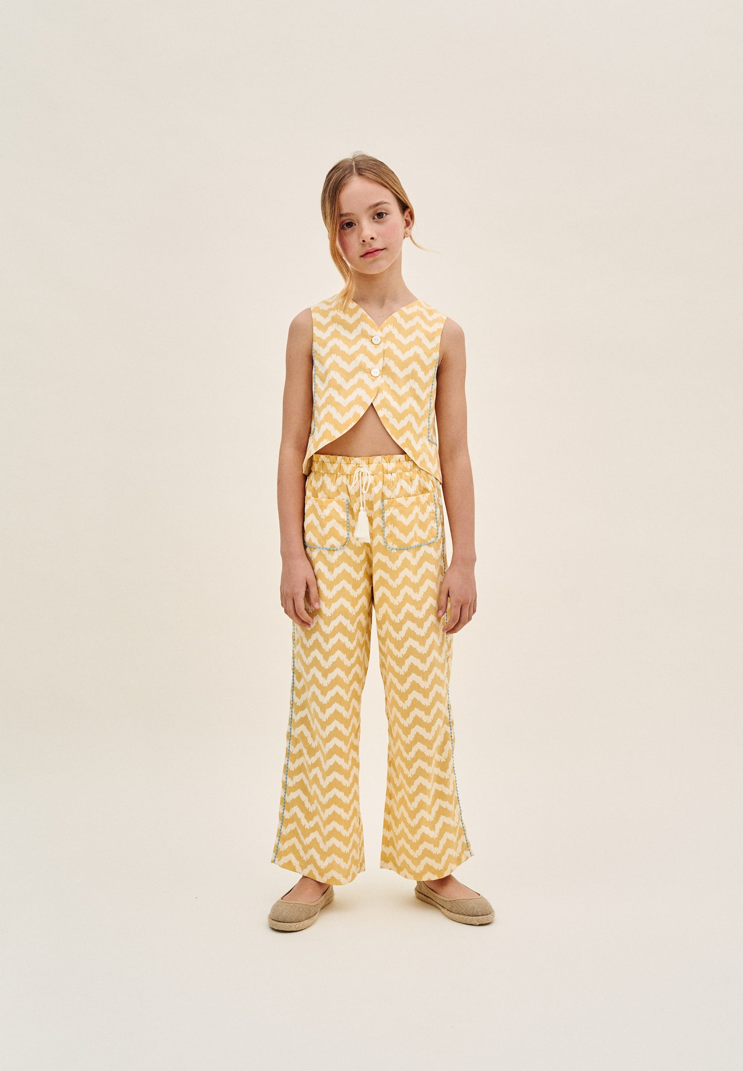 Blusa niña en zigzag mostaza y blanco con turquesa