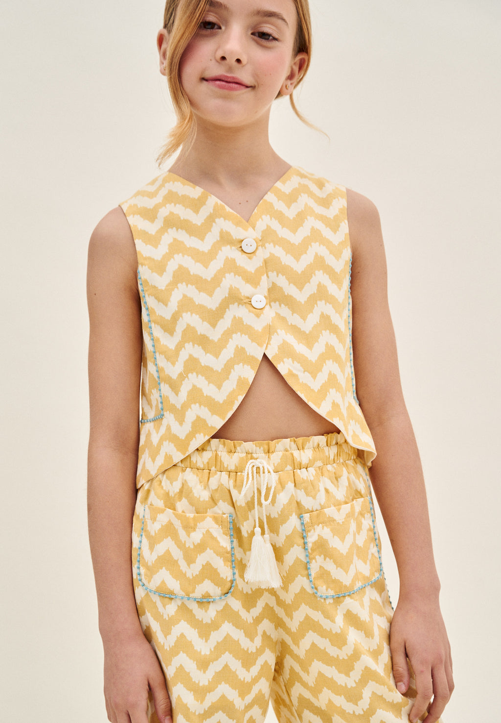 Blusa niña en zigzag mostaza y blanco con turquesa