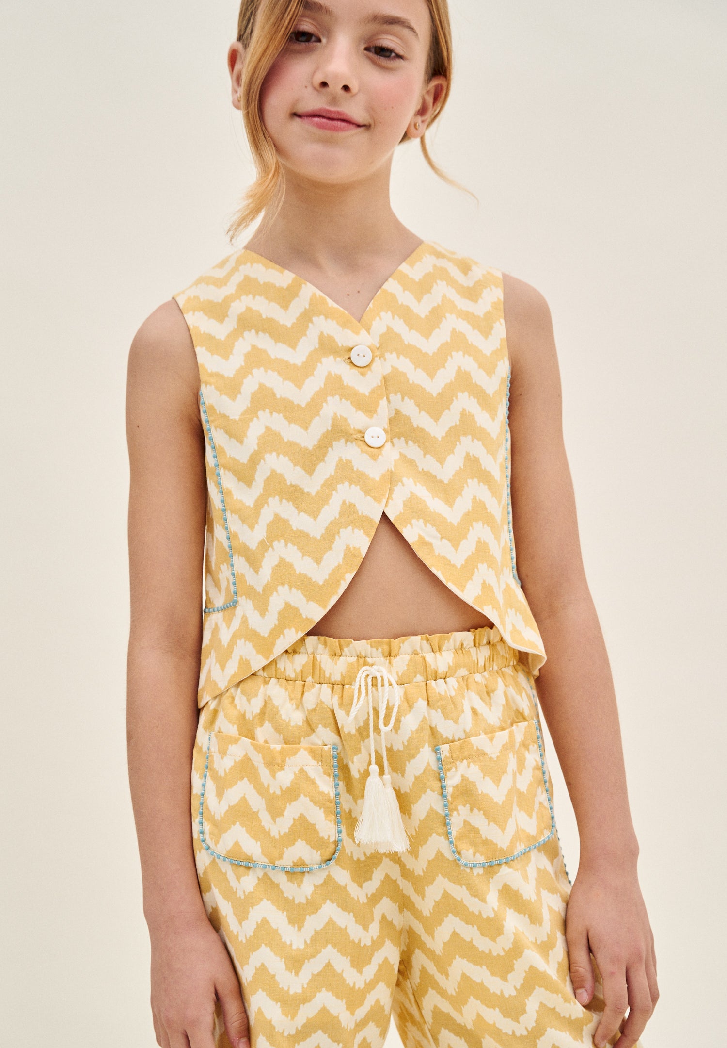 Blusa niña en zigzag mostaza y blanco con turquesa