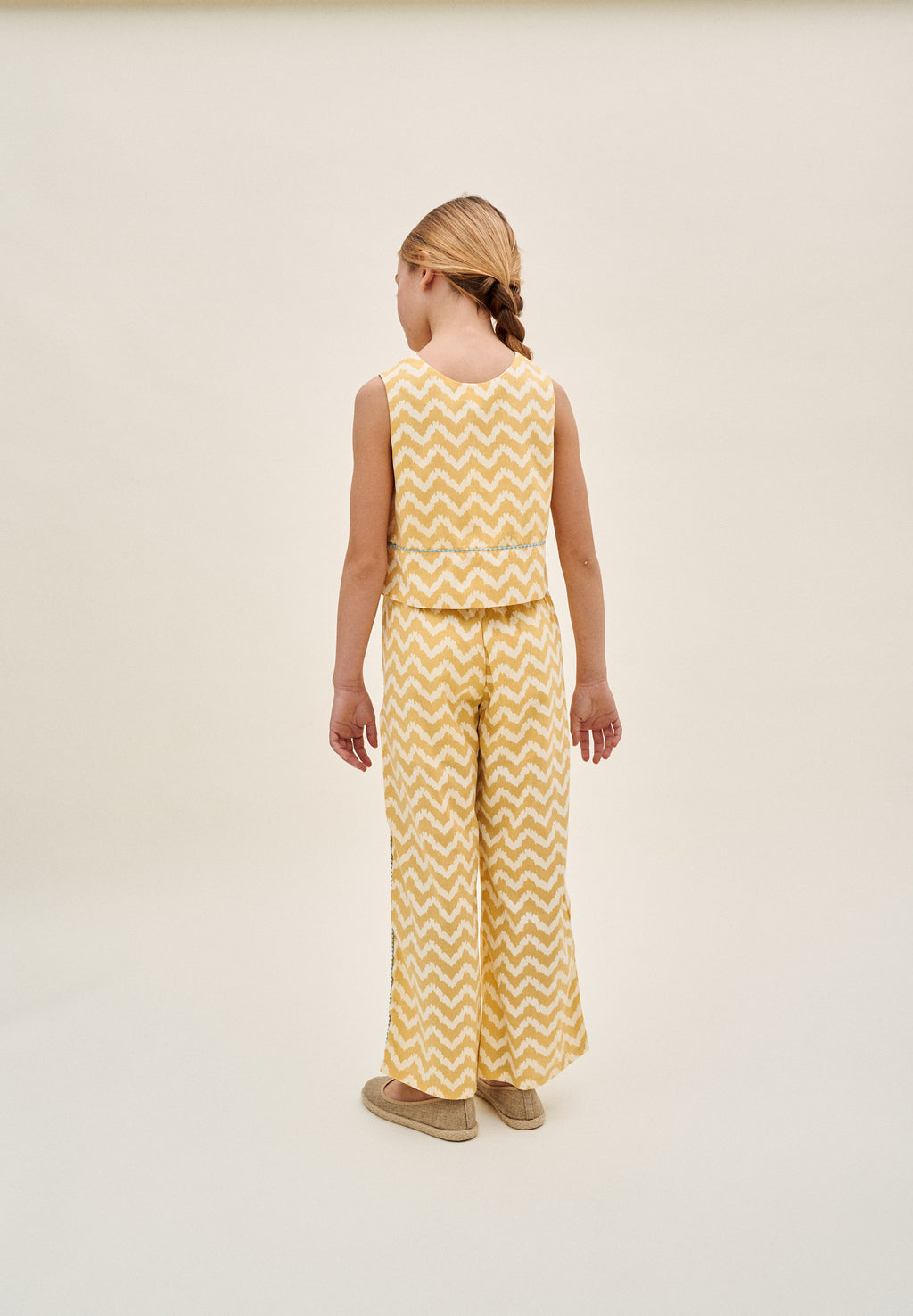 Blusa niña en zigzag mostaza y blanco con turquesa