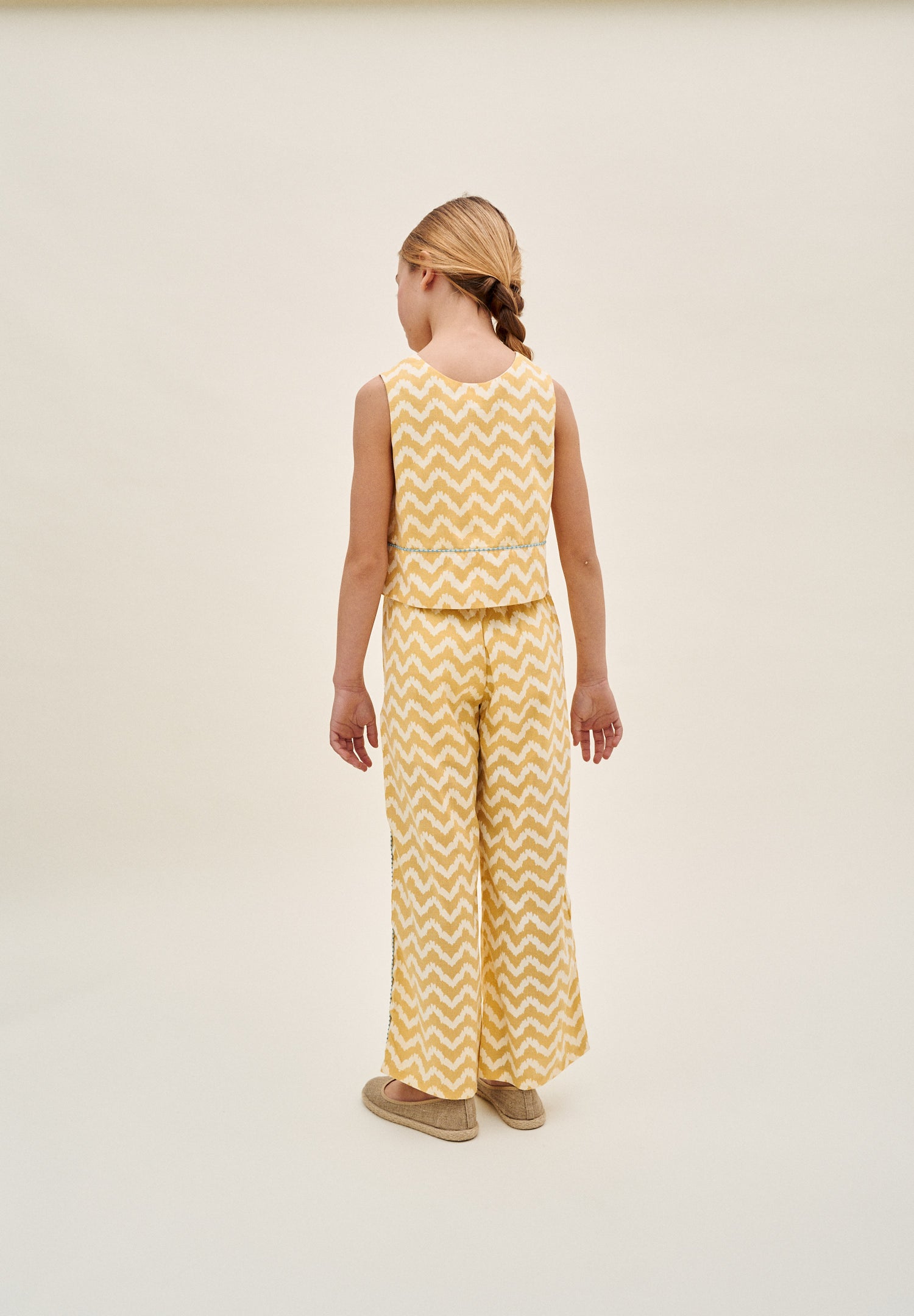 Blusa niña en zigzag mostaza y blanco con turquesa