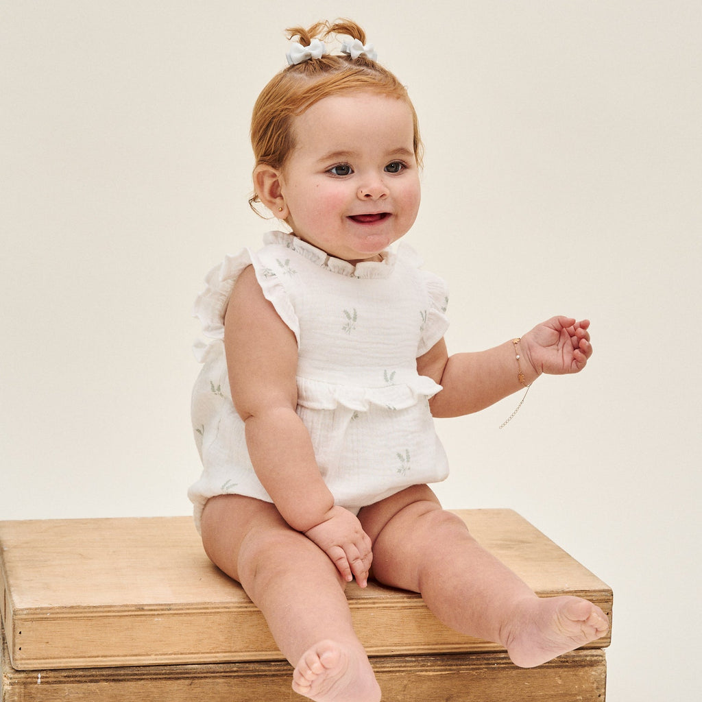 Ranita bebé niña crudo con estampado de ramas verde pastel