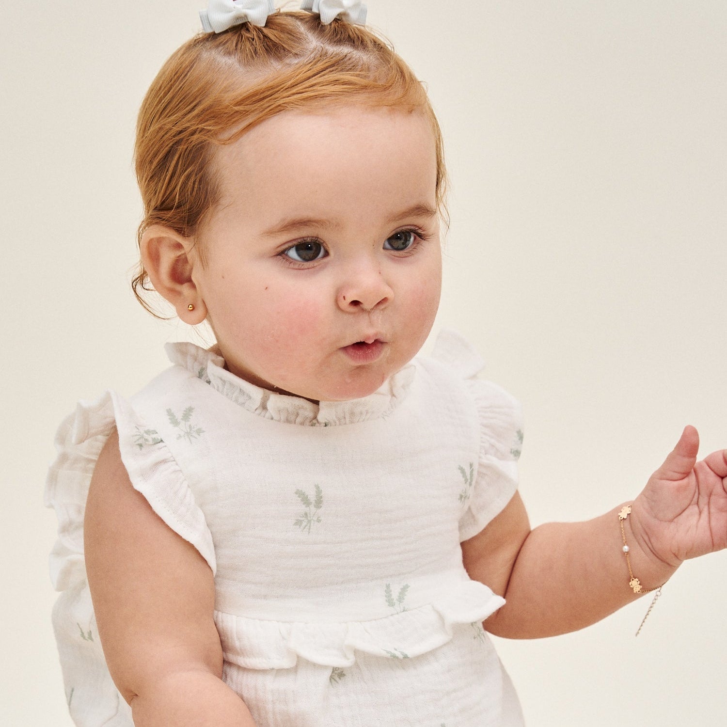 Ranita bebé niña crudo con estampado de ramas verde pastel