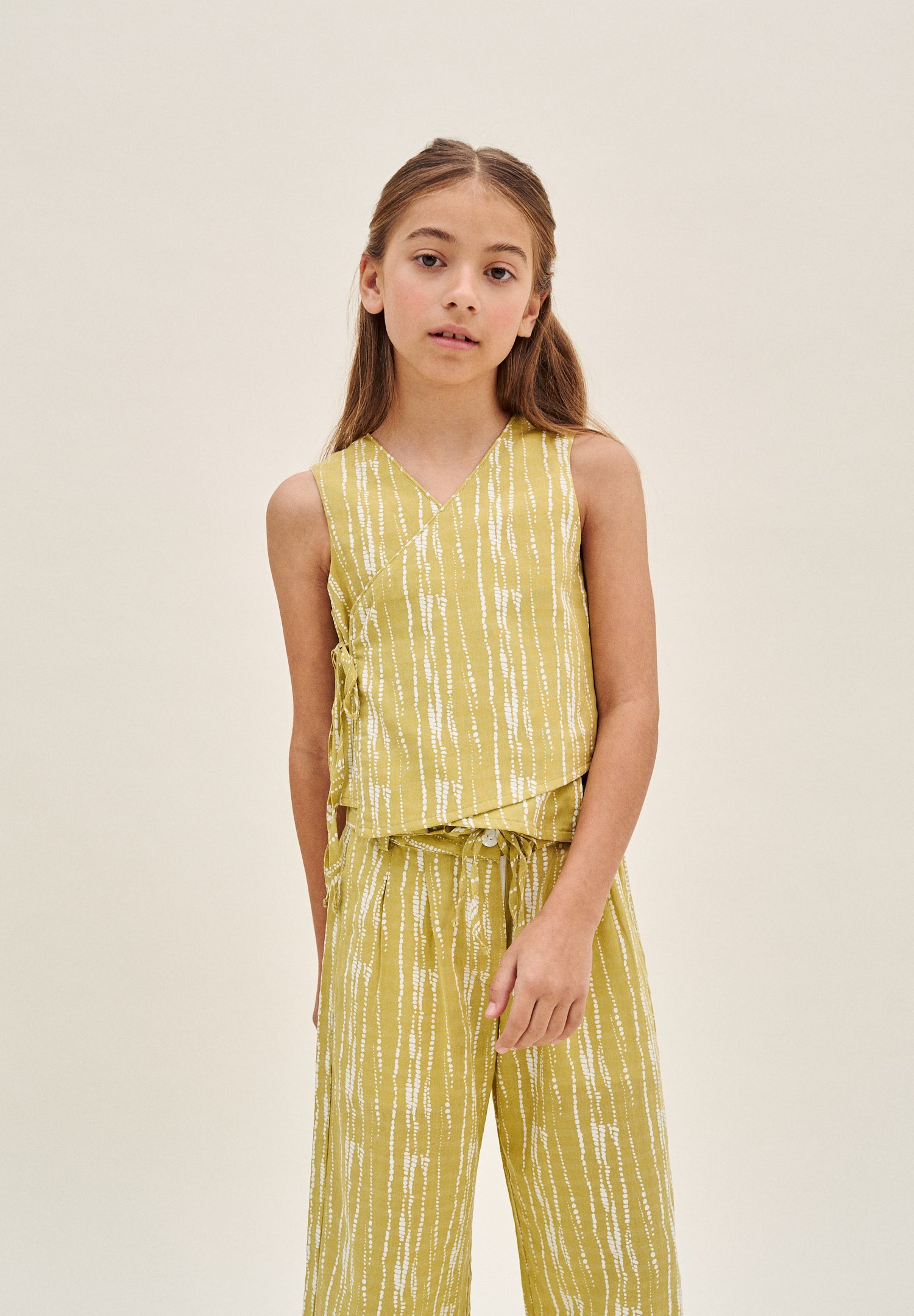 Blusa niña cruzada con estampado grietas blanco y pistacho