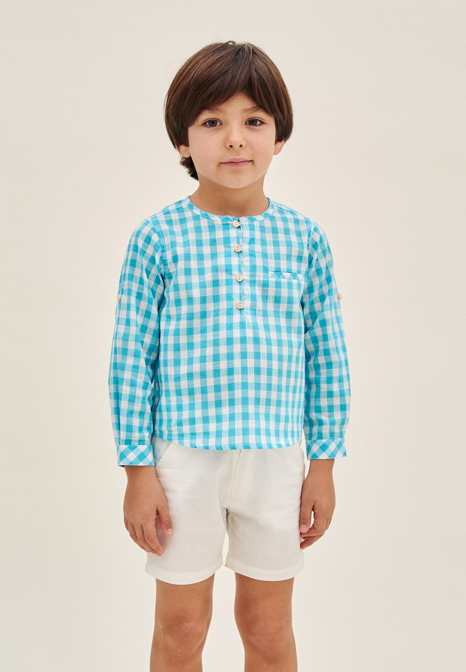 Camisa niño de manga corta de cuadro vichy turquesa y bolsillo canguro