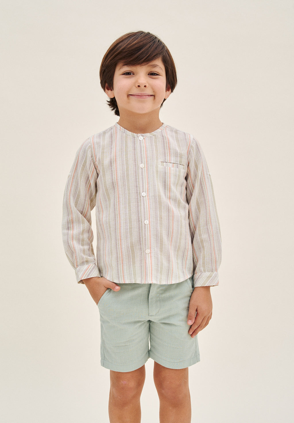 Camisa niño de rayas naranja, gris y verde, con cuello mao