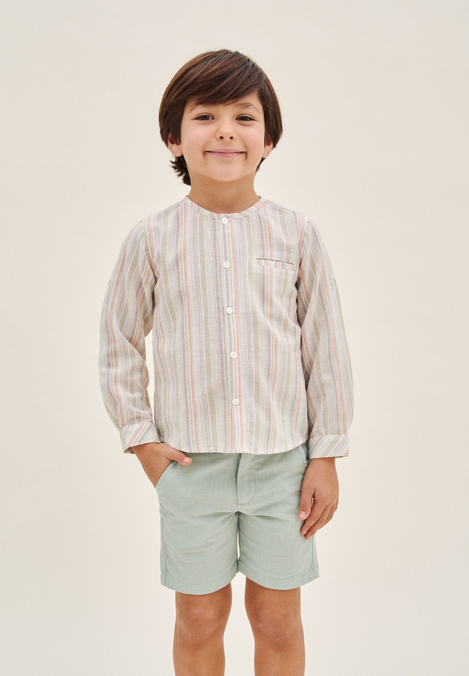 Camisa niño de rayas naranja, gris y verde, con cuello mao