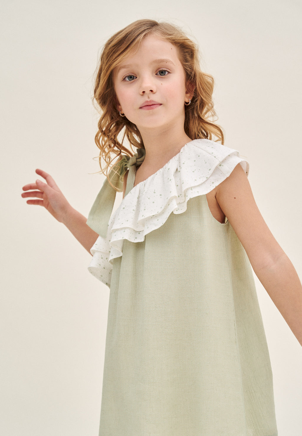 Vestido niña verde pastel con volante blanco de estrellas asimétrico y lazo en tirante