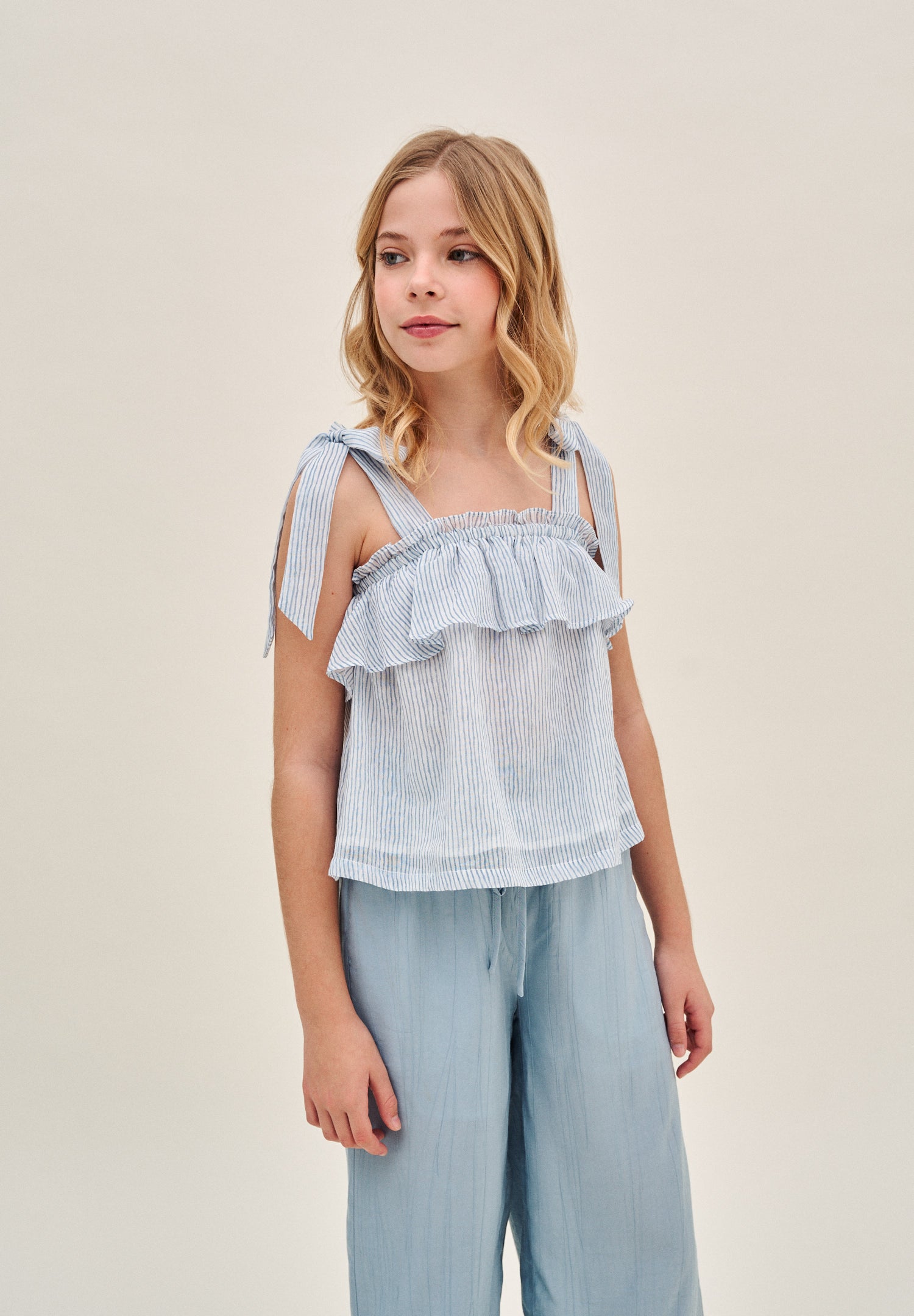 Pantalón niña azul pastel fluido