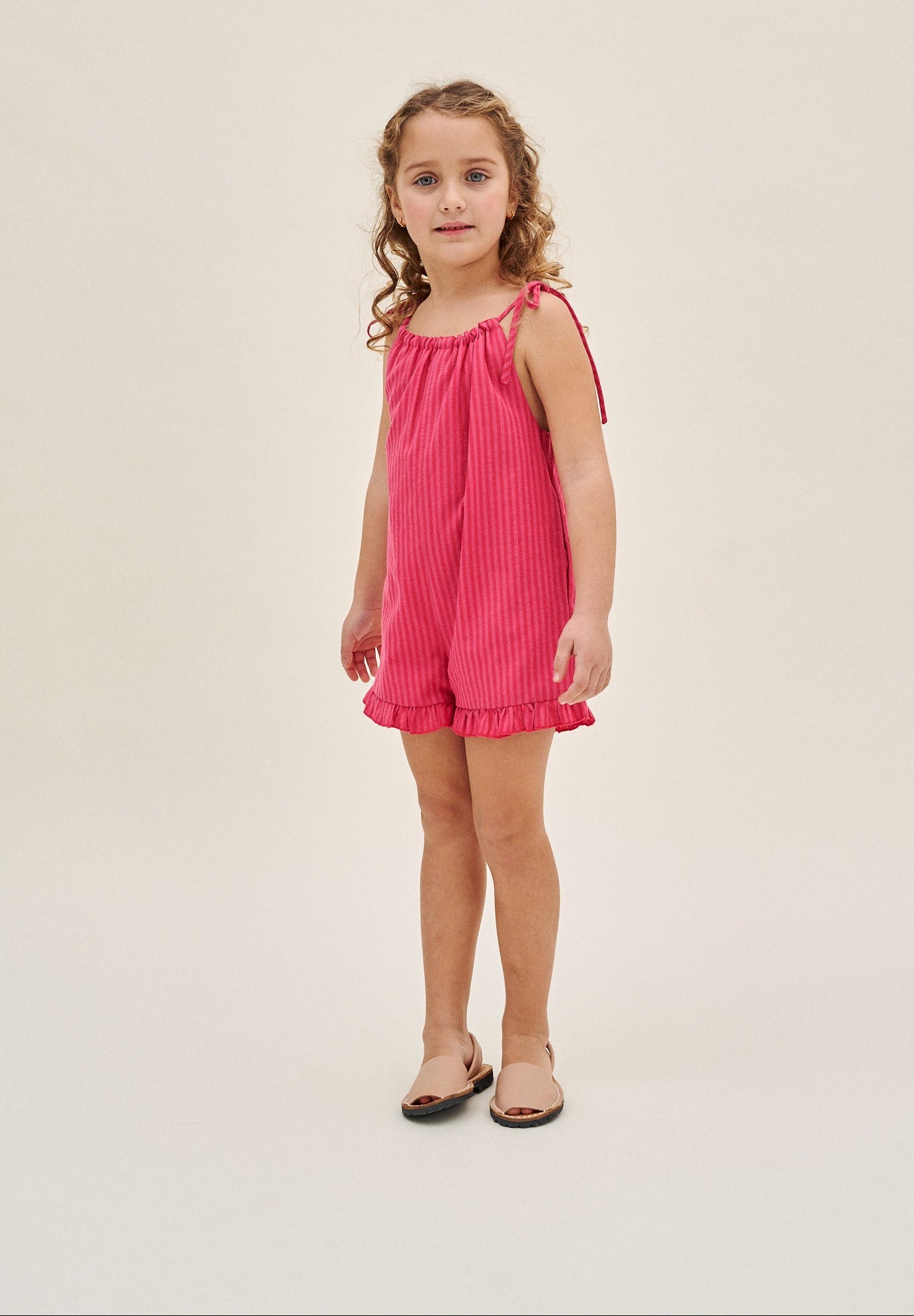 Enterito corto de niña fucsia con tirantes lazo